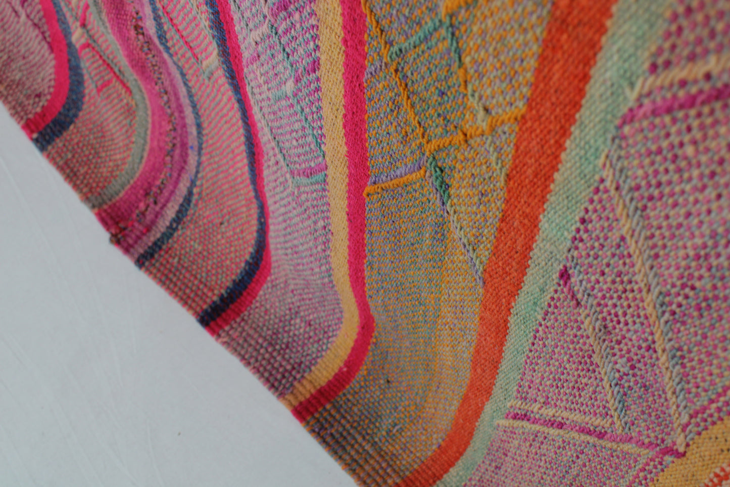 Handgefertigter Frazada-Teppich aus Peru – farbenfroh, traditionell und ideal für Balkon, Terrasse oder gemütliche Wohnräume. Dieser bunte Teppich bringt peruanisches Kunsthandwerk und Wärme in dein Zuhause und setzt lebendige Akzente im Boho- oder Ethno-Stil für drinnen und draußen.