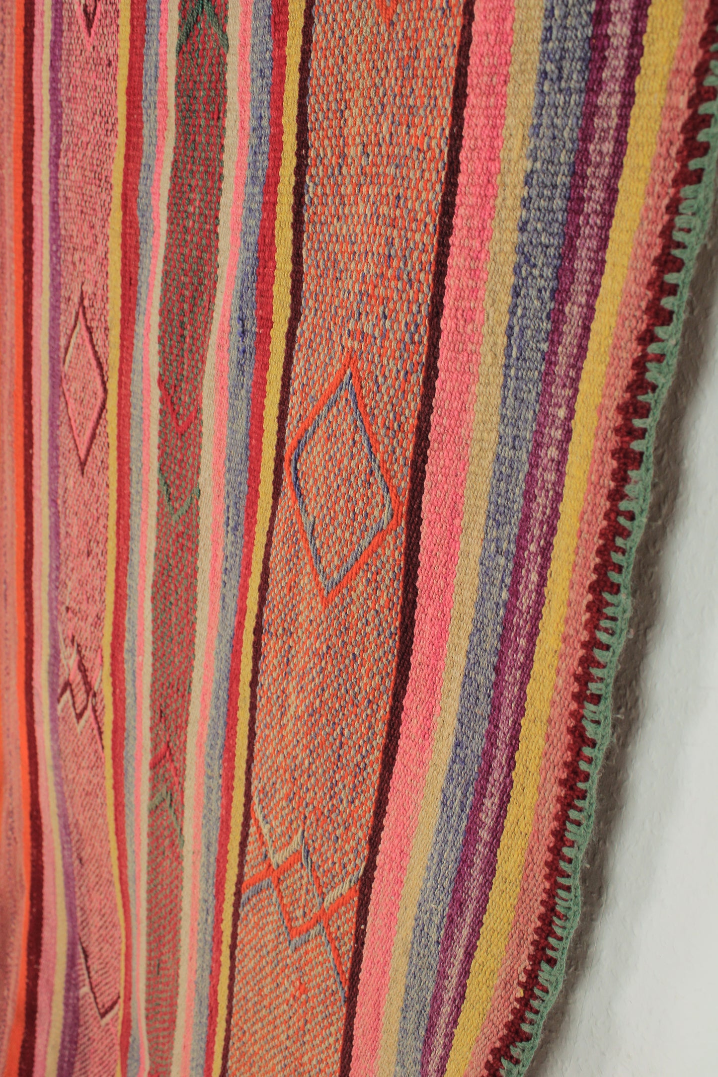 Handgefertigter Frazada-Teppich aus Peru – farbenfroh, traditionell und ideal für Balkon, Terrasse oder gemütliche Wohnräume. Dieser bunte Teppich bringt peruanisches Kunsthandwerk und Wärme in dein Zuhause und setzt lebendige Akzente im Boho- oder Ethno-Stil für drinnen und draußen.