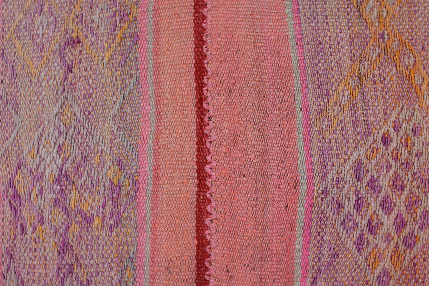 Handgefertigter Frazada-Teppich aus Peru – farbenfroh, traditionell und ideal für Balkon, Terrasse oder gemütliche Wohnräume. Dieser bunte Teppich bringt peruanisches Kunsthandwerk und Wärme in dein Zuhause und setzt lebendige Akzente im Boho- oder Ethno-Stil für drinnen und draußen.