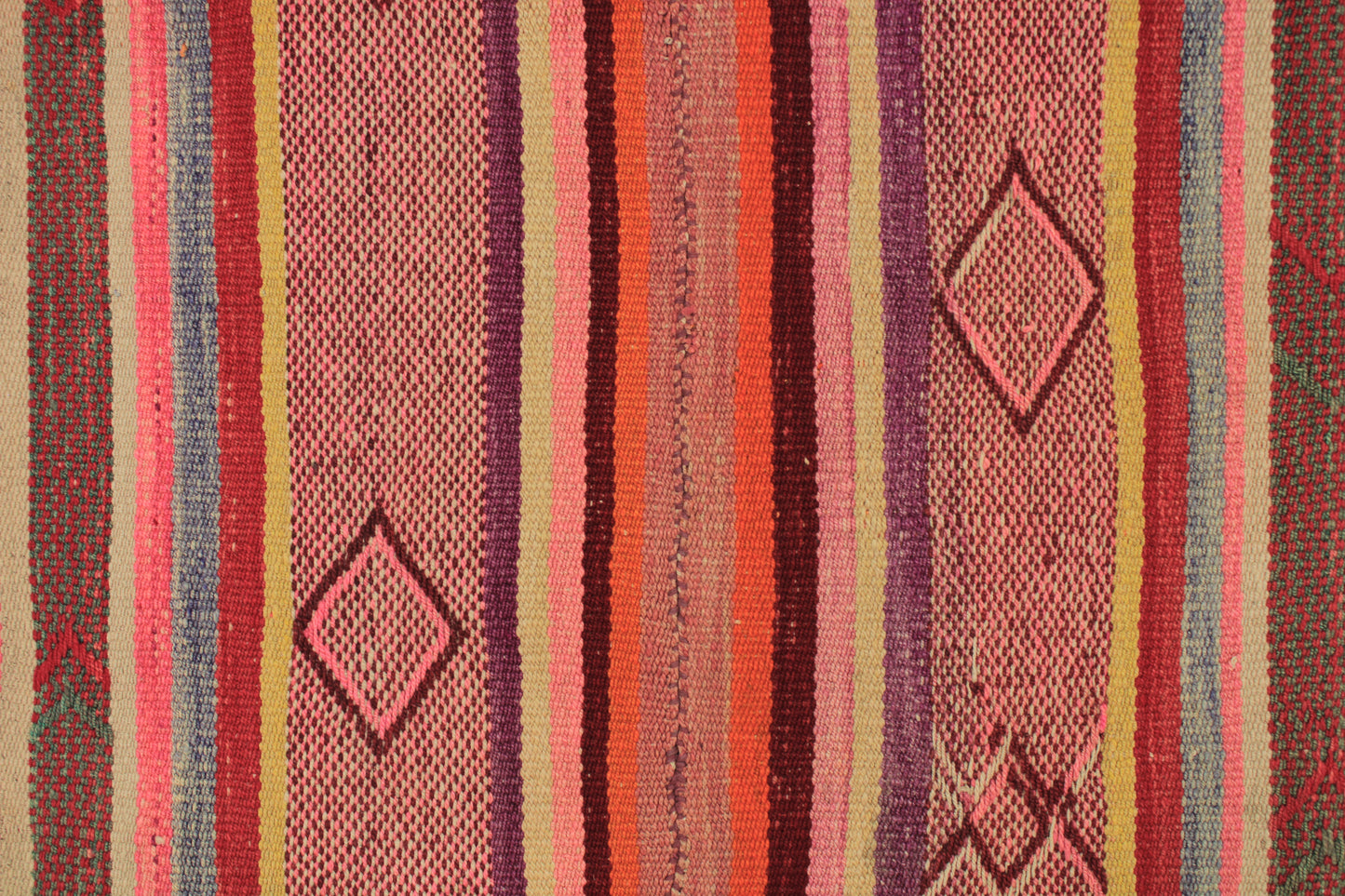 Handgefertigter Frazada-Teppich aus Peru – farbenfroh, traditionell und ideal für Balkon, Terrasse oder gemütliche Wohnräume. Dieser bunte Teppich bringt peruanisches Kunsthandwerk und Wärme in dein Zuhause und setzt lebendige Akzente im Boho- oder Ethno-Stil für drinnen und draußen.