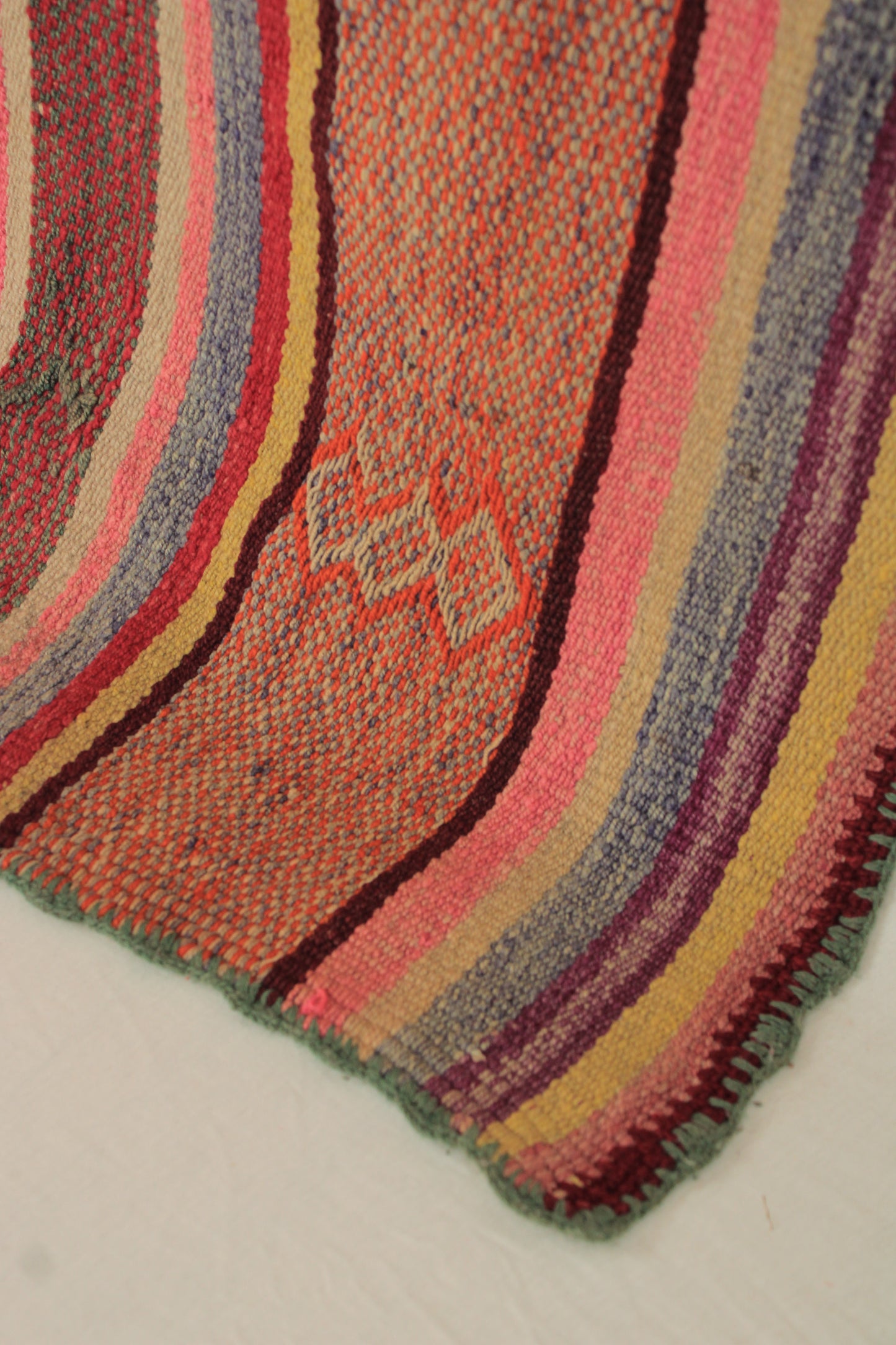 Handgefertigter Frazada-Teppich aus Peru – farbenfroh, traditionell und ideal für Balkon, Terrasse oder gemütliche Wohnräume. Dieser bunte Teppich bringt peruanisches Kunsthandwerk und Wärme in dein Zuhause und setzt lebendige Akzente im Boho- oder Ethno-Stil für drinnen und draußen.