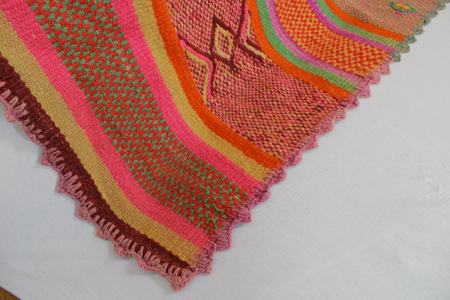 Handgefertigter Frazada-Teppich aus Peru – farbenfroh, traditionell und ideal für Balkon, Terrasse oder gemütliche Wohnräume. Dieser bunte Teppich bringt peruanisches Kunsthandwerk und Wärme in dein Zuhause und setzt lebendige Akzente im Boho- oder Ethno-Stil für drinnen und draußen.