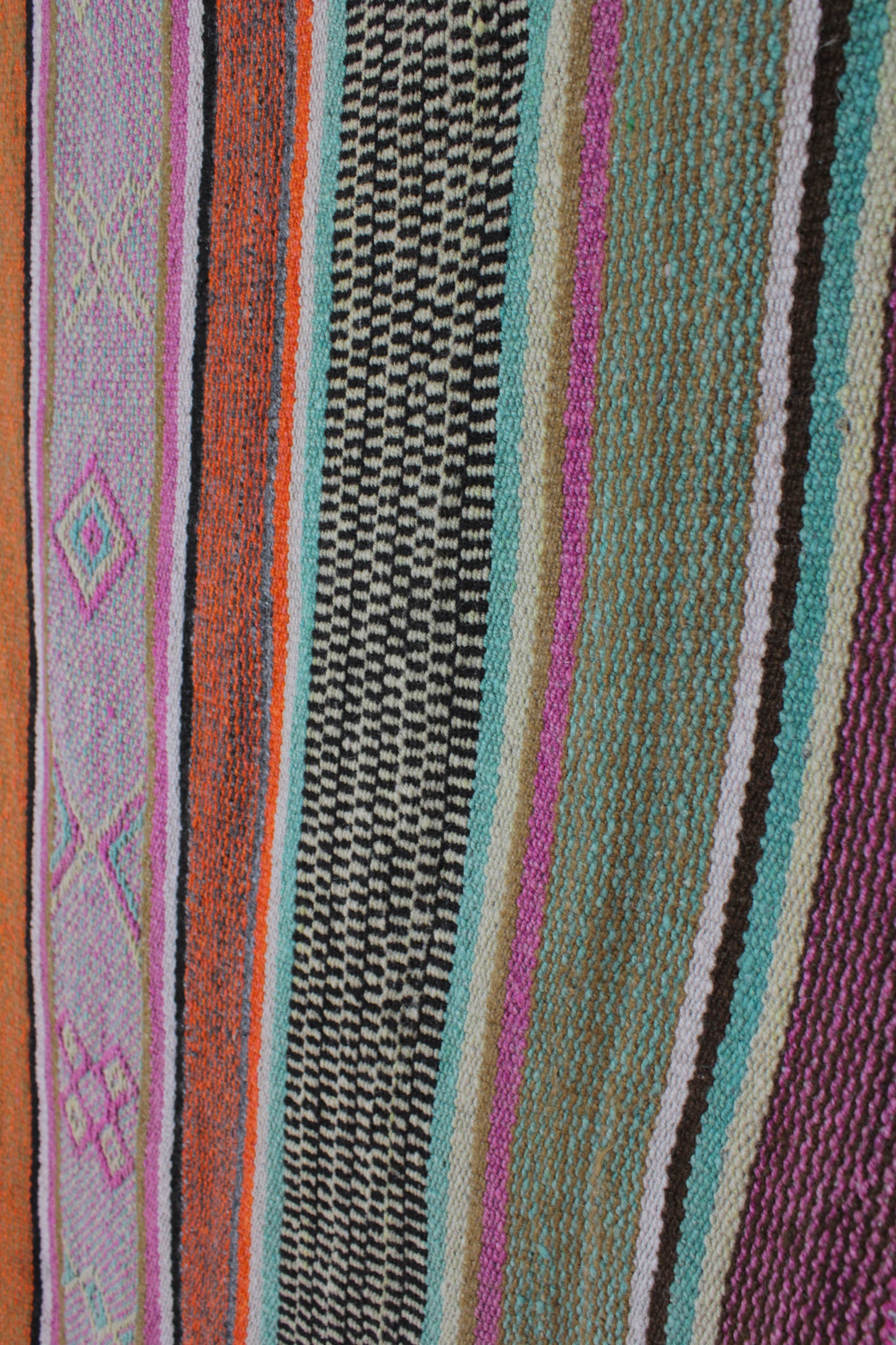 Handgefertigter Frazada-Teppich aus Peru – farbenfroh, traditionell und ideal für Balkon, Terrasse oder gemütliche Wohnräume. Dieser bunte Teppich bringt peruanisches Kunsthandwerk und Wärme in dein Zuhause und setzt lebendige Akzente im Boho- oder Ethno-Stil für drinnen und draußen.