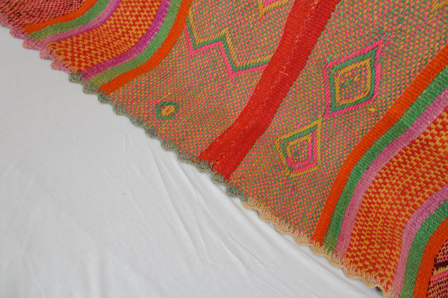 Handgefertigter Frazada-Teppich aus Peru – farbenfroh, traditionell und ideal für Balkon, Terrasse oder gemütliche Wohnräume. Dieser bunte Teppich bringt peruanisches Kunsthandwerk und Wärme in dein Zuhause und setzt lebendige Akzente im Boho- oder Ethno-Stil für drinnen und draußen.