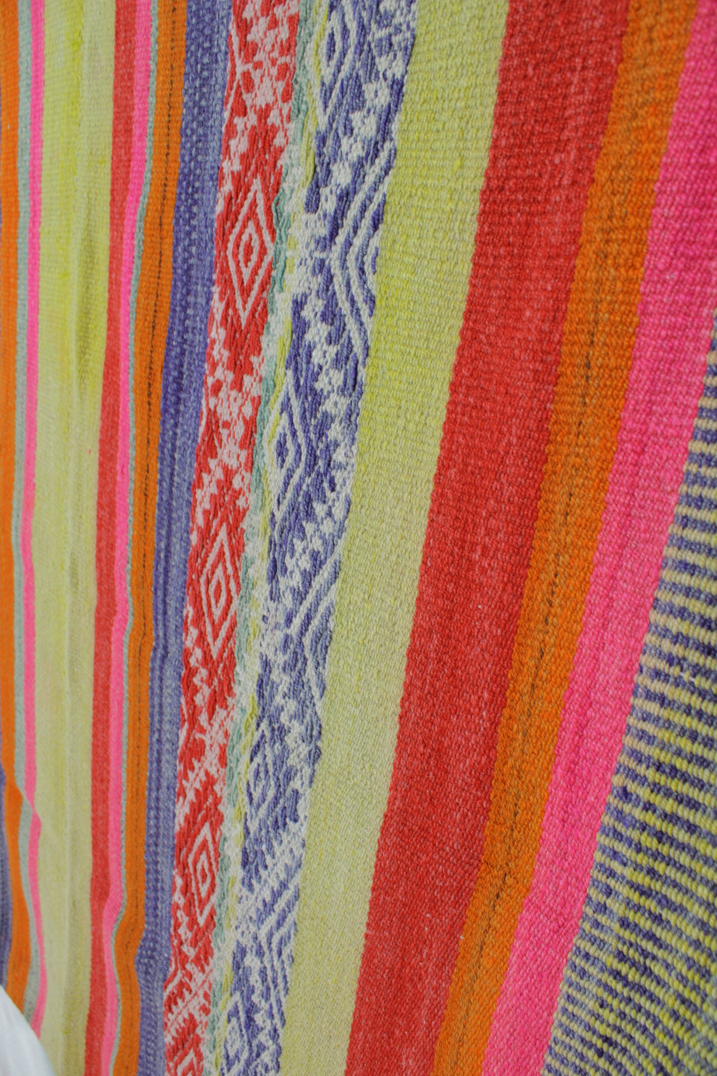 Handgefertigter Frazada-Teppich aus Peru – farbenfroh, traditionell und ideal für Balkon, Terrasse oder gemütliche Wohnräume. Dieser bunte Teppich bringt peruanisches Kunsthandwerk und Wärme in dein Zuhause und setzt lebendige Akzente im Boho- oder Ethno-Stil für drinnen und draußen.