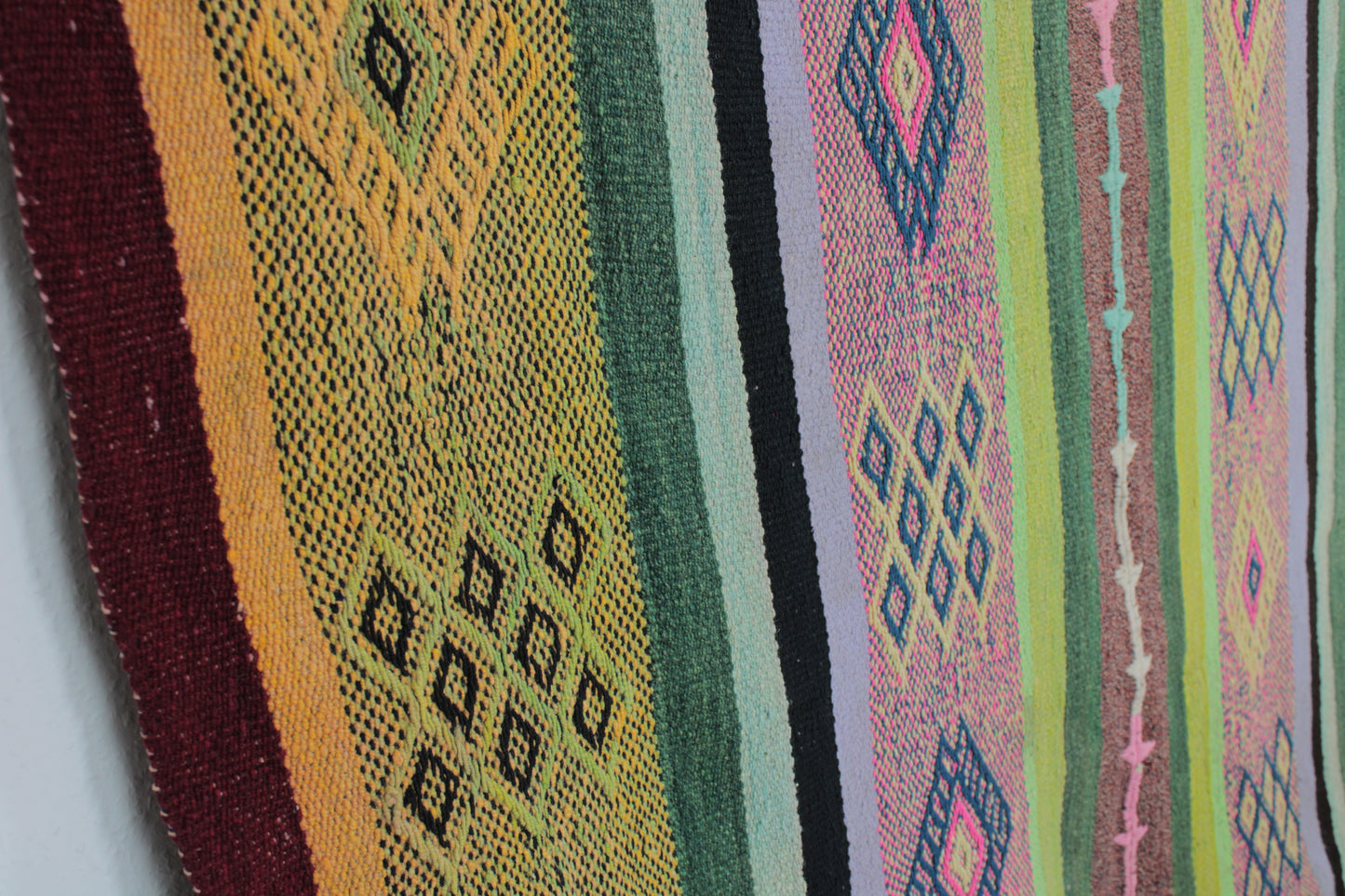 Handgefertigter Frazada-Teppich aus Peru – farbenfroh, traditionell und ideal für Balkon, Terrasse oder gemütliche Wohnräume. Dieser bunte Teppich bringt peruanisches Kunsthandwerk und Wärme in dein Zuhause und setzt lebendige Akzente im Boho- oder Ethno-Stil für drinnen und draußen.
