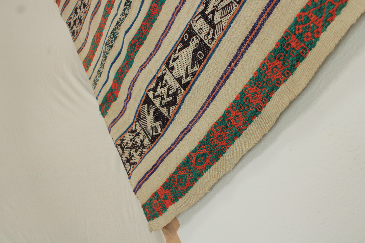 Handgefertigter Frazada-Teppich aus Peru – farbenfroh, traditionell und ideal für Balkon, Terrasse oder gemütliche Wohnräume. Dieser bunte Teppich bringt peruanisches Kunsthandwerk und Wärme in dein Zuhause und setzt lebendige Akzente im Boho- oder Ethno-Stil für drinnen und draußen.