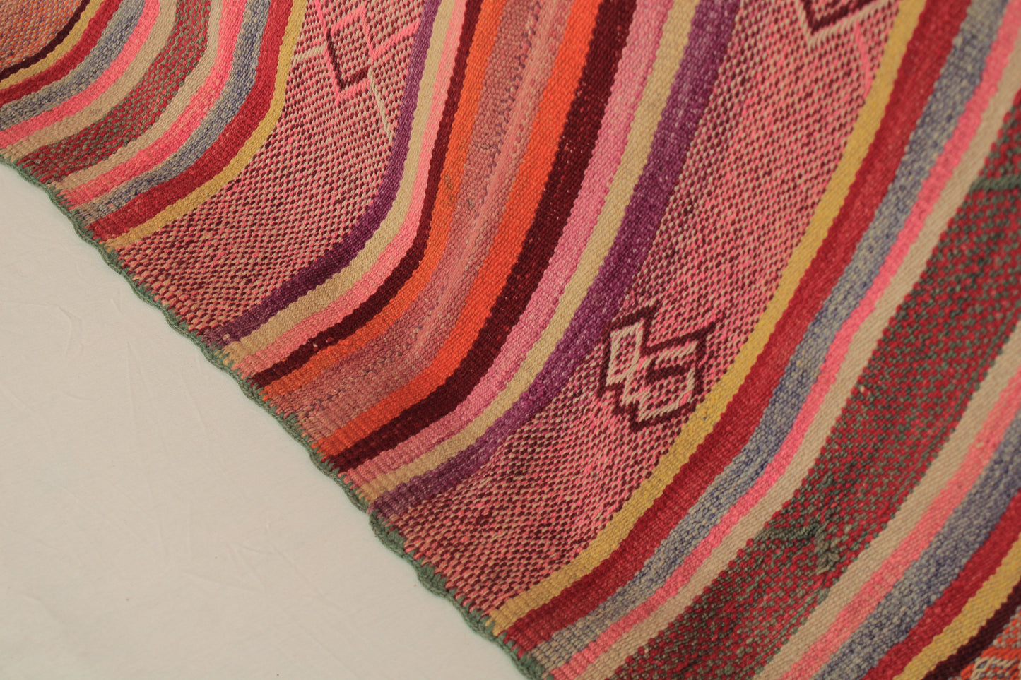 Handgefertigter Frazada-Teppich aus Peru – farbenfroh, traditionell und ideal für Balkon, Terrasse oder gemütliche Wohnräume. Dieser bunte Teppich bringt peruanisches Kunsthandwerk und Wärme in dein Zuhause und setzt lebendige Akzente im Boho- oder Ethno-Stil für drinnen und draußen.