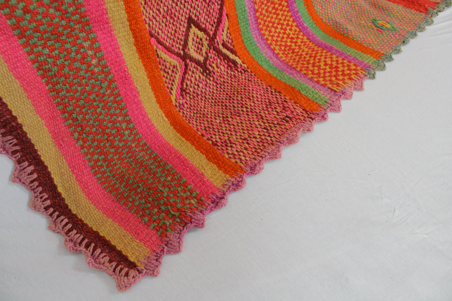 Handgefertigter Frazada-Teppich aus Peru – farbenfroh, traditionell und ideal für Balkon, Terrasse oder gemütliche Wohnräume. Dieser bunte Teppich bringt peruanisches Kunsthandwerk und Wärme in dein Zuhause und setzt lebendige Akzente im Boho- oder Ethno-Stil für drinnen und draußen.