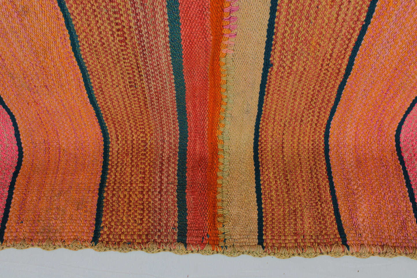 Handgefertigter Frazada-Teppich aus Peru – farbenfroh, traditionell und ideal für Balkon, Terrasse oder gemütliche Wohnräume. Dieser bunte Teppich bringt peruanisches Kunsthandwerk und Wärme in dein Zuhause und setzt lebendige Akzente im Boho- oder Ethno-Stil für drinnen und draußen.