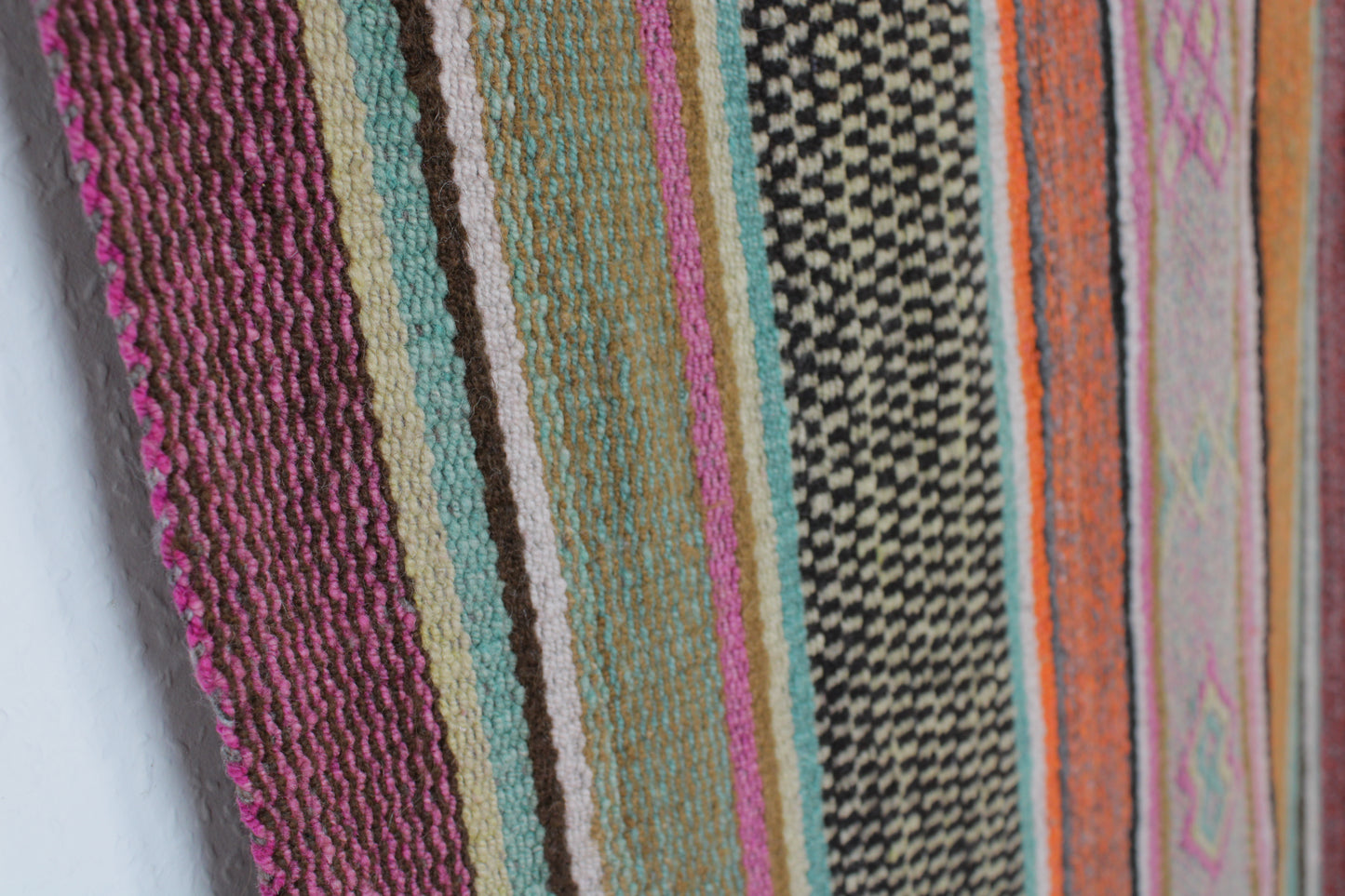 Handgefertigter Frazada-Teppich aus Peru – farbenfroh, traditionell und ideal für Balkon, Terrasse oder gemütliche Wohnräume. Dieser bunte Teppich bringt peruanisches Kunsthandwerk und Wärme in dein Zuhause und setzt lebendige Akzente im Boho- oder Ethno-Stil für drinnen und draußen.