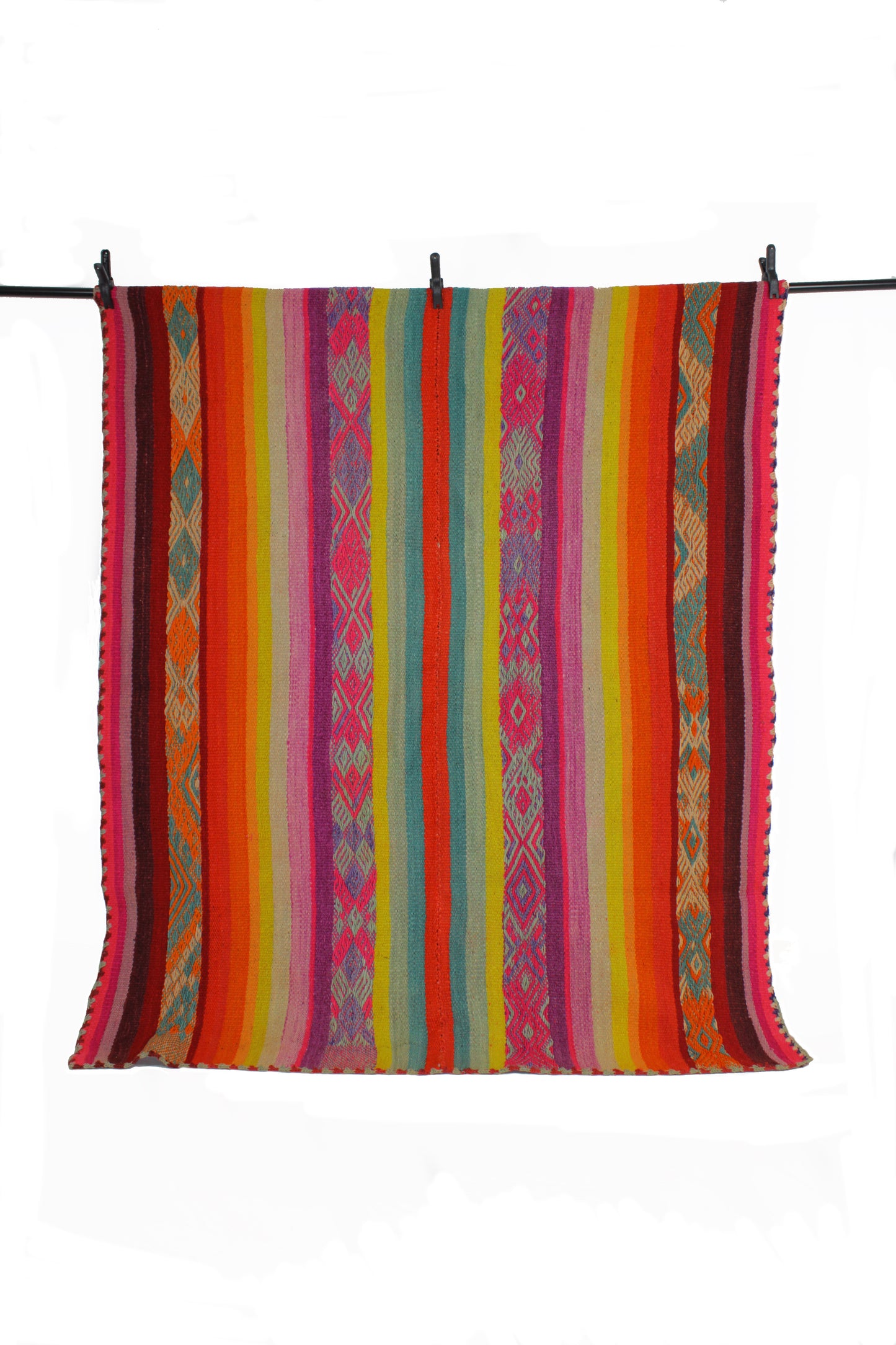 Handgefertigter Frazada-Teppich aus Peru – farbenfroh, traditionell und ideal für Balkon, Terrasse oder gemütliche Wohnräume. Dieser bunte Teppich bringt peruanisches Kunsthandwerk und Wärme in dein Zuhause und setzt lebendige Akzente im Boho- oder Ethno-Stil für drinnen und draußen.