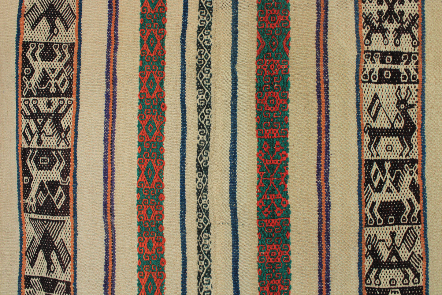Handgefertigter Frazada-Teppich aus Peru – farbenfroh, traditionell und ideal für Balkon, Terrasse oder gemütliche Wohnräume. Dieser bunte Teppich bringt peruanisches Kunsthandwerk und Wärme in dein Zuhause und setzt lebendige Akzente im Boho- oder Ethno-Stil für drinnen und draußen.
