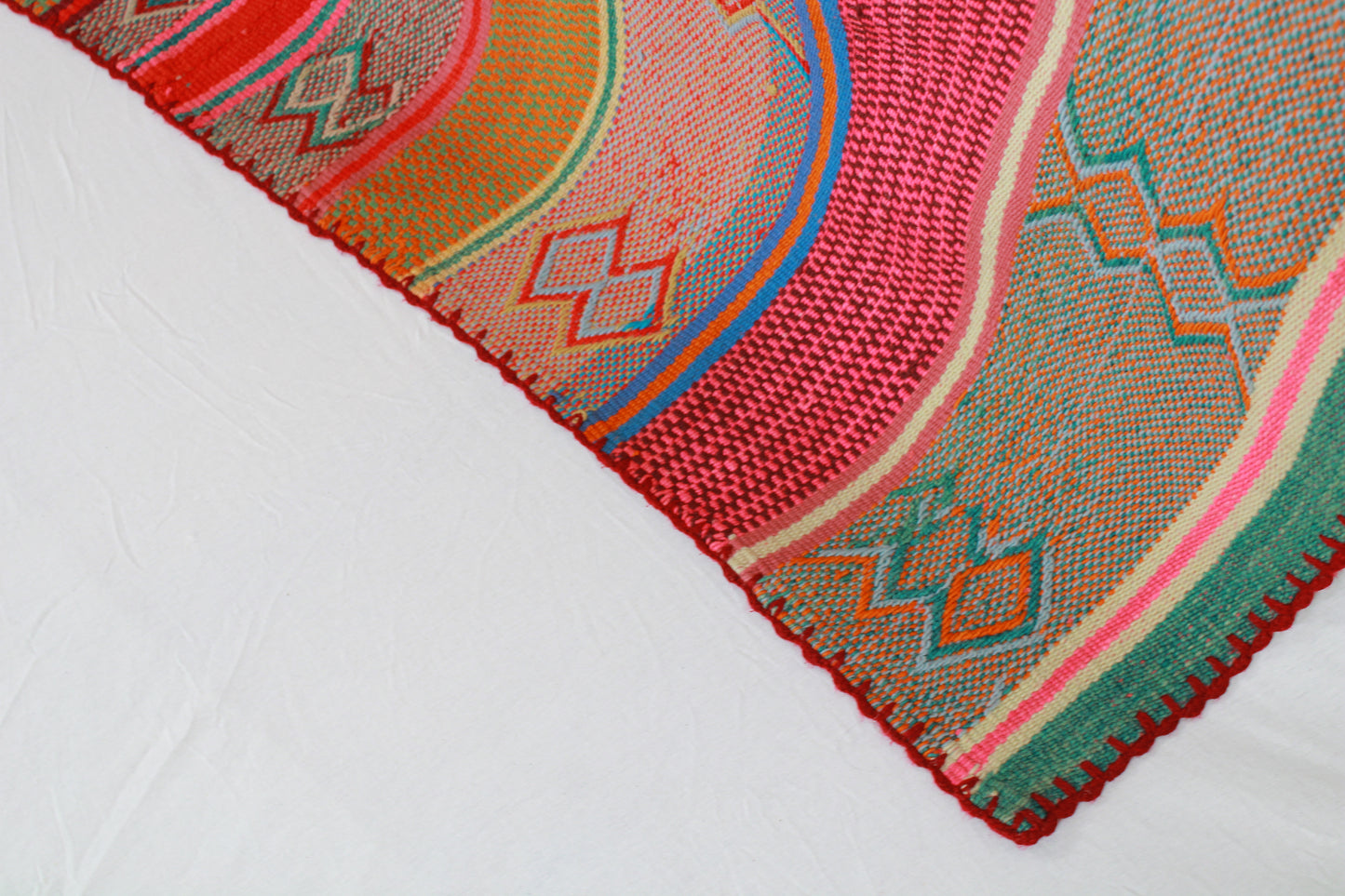 Handgefertigter Frazada-Teppich aus Peru – farbenfroh, traditionell und ideal für Balkon, Terrasse oder gemütliche Wohnräume. Dieser bunte Teppich bringt peruanisches Kunsthandwerk und Wärme in dein Zuhause und setzt lebendige Akzente im Boho- oder Ethno-Stil für drinnen und draußen.