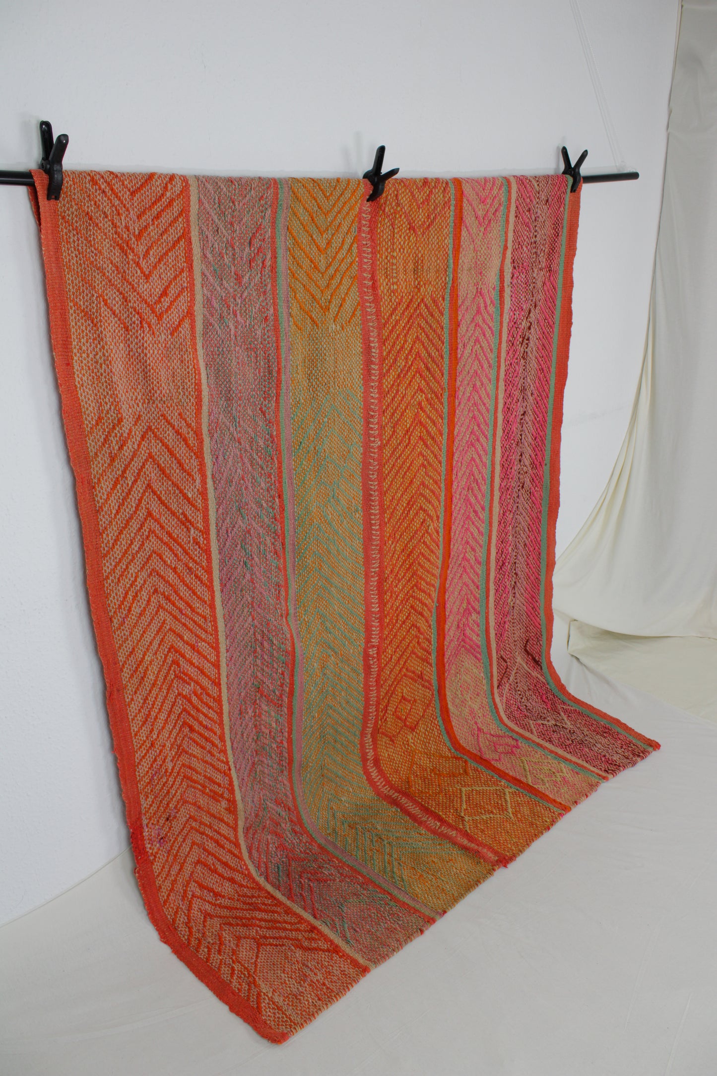 Handgefertigter Frazada-Teppich aus Peru – farbenfroh, traditionell und ideal für Balkon, Terrasse oder gemütliche Wohnräume. Dieser bunte Teppich bringt peruanisches Kunsthandwerk und Wärme in dein Zuhause und setzt lebendige Akzente im Boho- oder Ethno-Stil für drinnen und draußen.