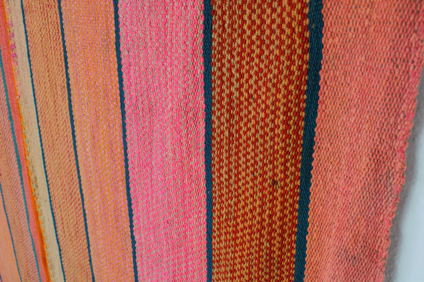 Handgefertigter Frazada-Teppich aus Peru – farbenfroh, traditionell und ideal für Balkon, Terrasse oder gemütliche Wohnräume. Dieser bunte Teppich bringt peruanisches Kunsthandwerk und Wärme in dein Zuhause und setzt lebendige Akzente im Boho- oder Ethno-Stil für drinnen und draußen.