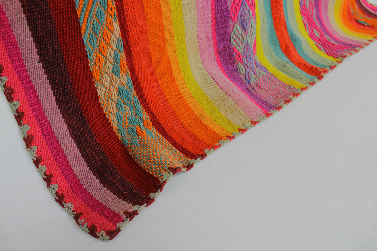Handgefertigter Frazada-Teppich aus Peru – farbenfroh, traditionell und ideal für Balkon, Terrasse oder gemütliche Wohnräume. Dieser bunte Teppich bringt peruanisches Kunsthandwerk und Wärme in dein Zuhause und setzt lebendige Akzente im Boho- oder Ethno-Stil für drinnen und draußen.
