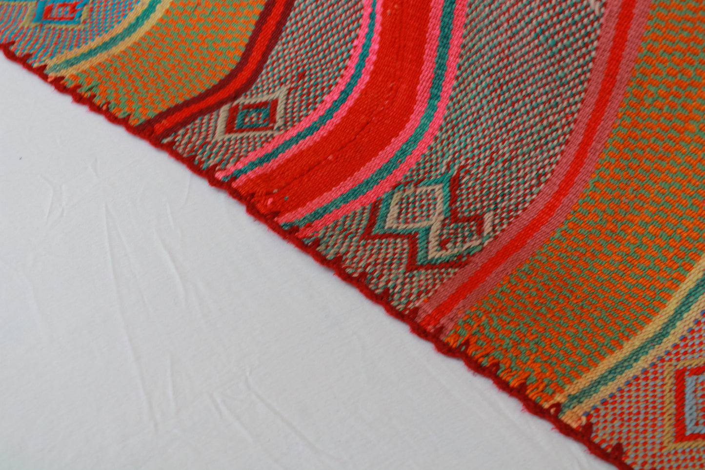 Handgefertigter Frazada-Teppich aus Peru – farbenfroh, traditionell und ideal für Balkon, Terrasse oder gemütliche Wohnräume. Dieser bunte Teppich bringt peruanisches Kunsthandwerk und Wärme in dein Zuhause und setzt lebendige Akzente im Boho- oder Ethno-Stil für drinnen und draußen.