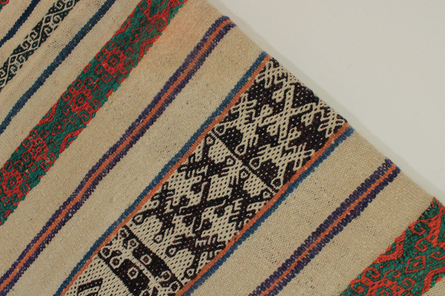 Handgefertigter Frazada-Teppich aus Peru – farbenfroh, traditionell und ideal für Balkon, Terrasse oder gemütliche Wohnräume. Dieser bunte Teppich bringt peruanisches Kunsthandwerk und Wärme in dein Zuhause und setzt lebendige Akzente im Boho- oder Ethno-Stil für drinnen und draußen.