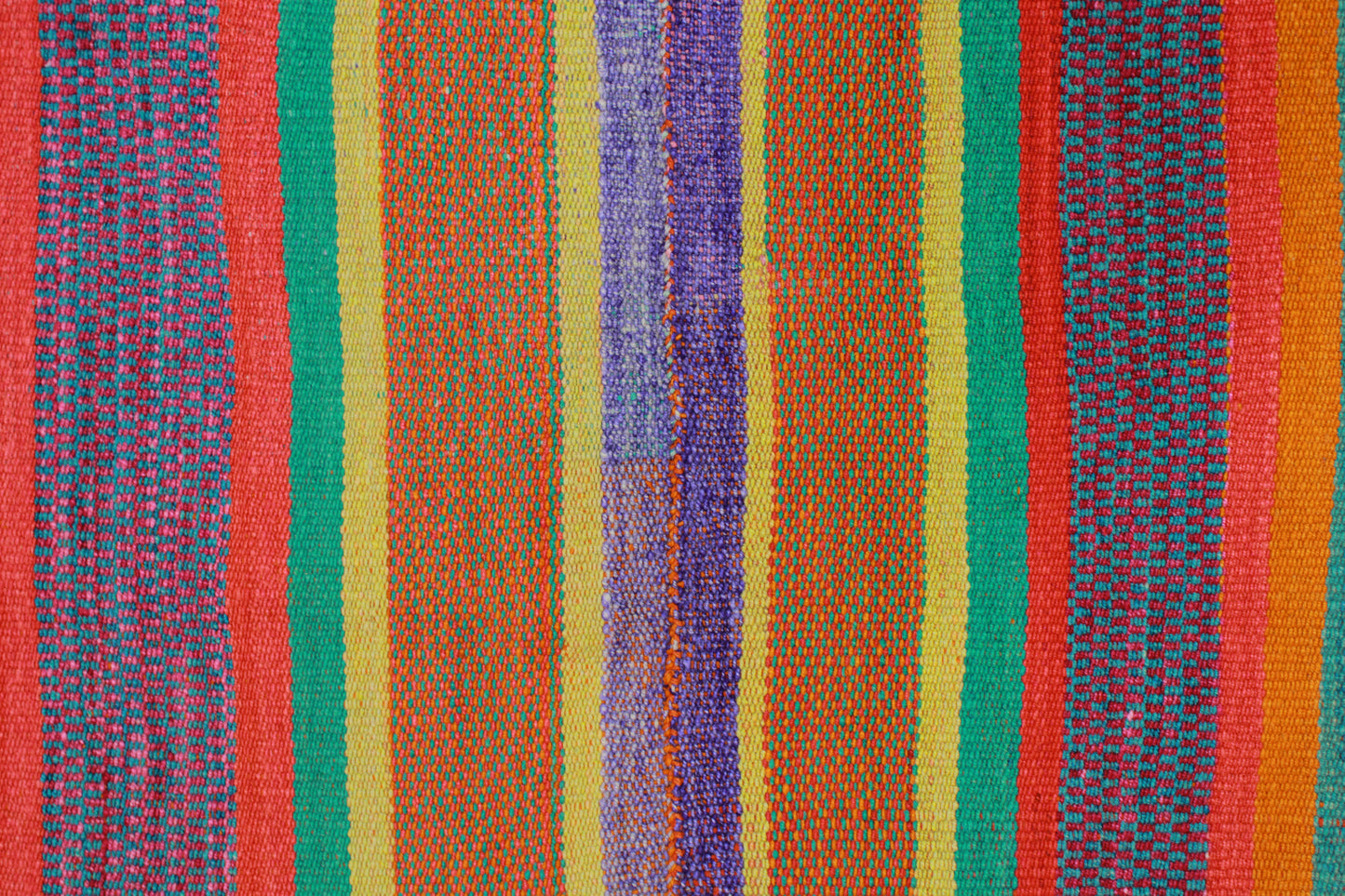 Handgefertigter Frazada-Teppich aus Peru – farbenfroh, traditionell und ideal für Balkon, Terrasse oder gemütliche Wohnräume. Dieser bunte Teppich bringt peruanisches Kunsthandwerk und Wärme in dein Zuhause und setzt lebendige Akzente im Boho- oder Ethno-Stil für drinnen und draußen.