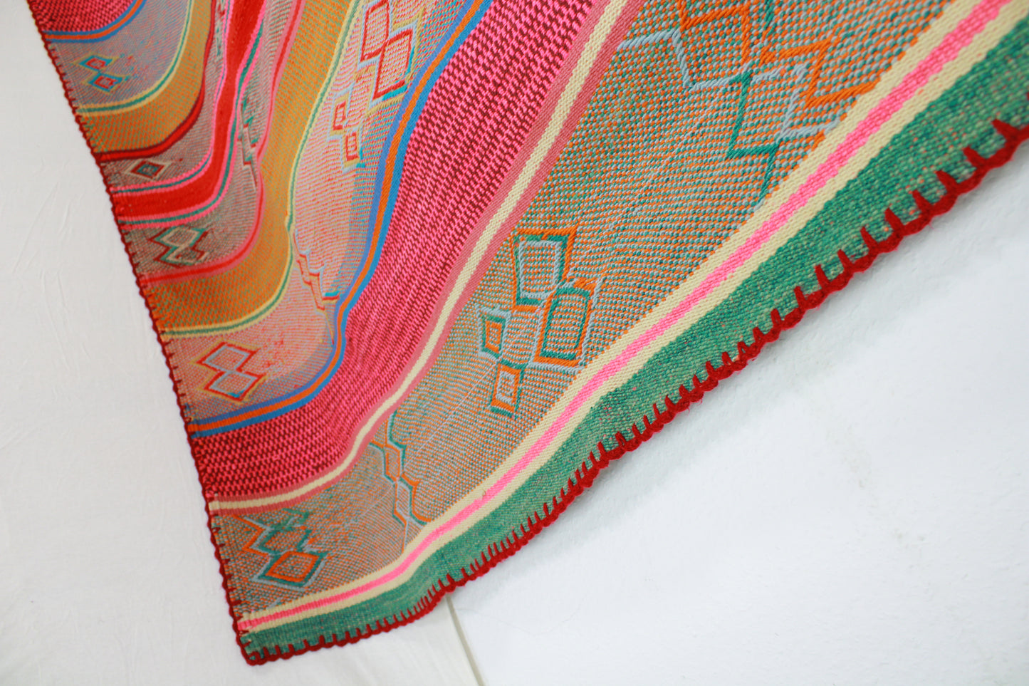 Handgefertigter Frazada-Teppich aus Peru – farbenfroh, traditionell und ideal für Balkon, Terrasse oder gemütliche Wohnräume. Dieser bunte Teppich bringt peruanisches Kunsthandwerk und Wärme in dein Zuhause und setzt lebendige Akzente im Boho- oder Ethno-Stil für drinnen und draußen.