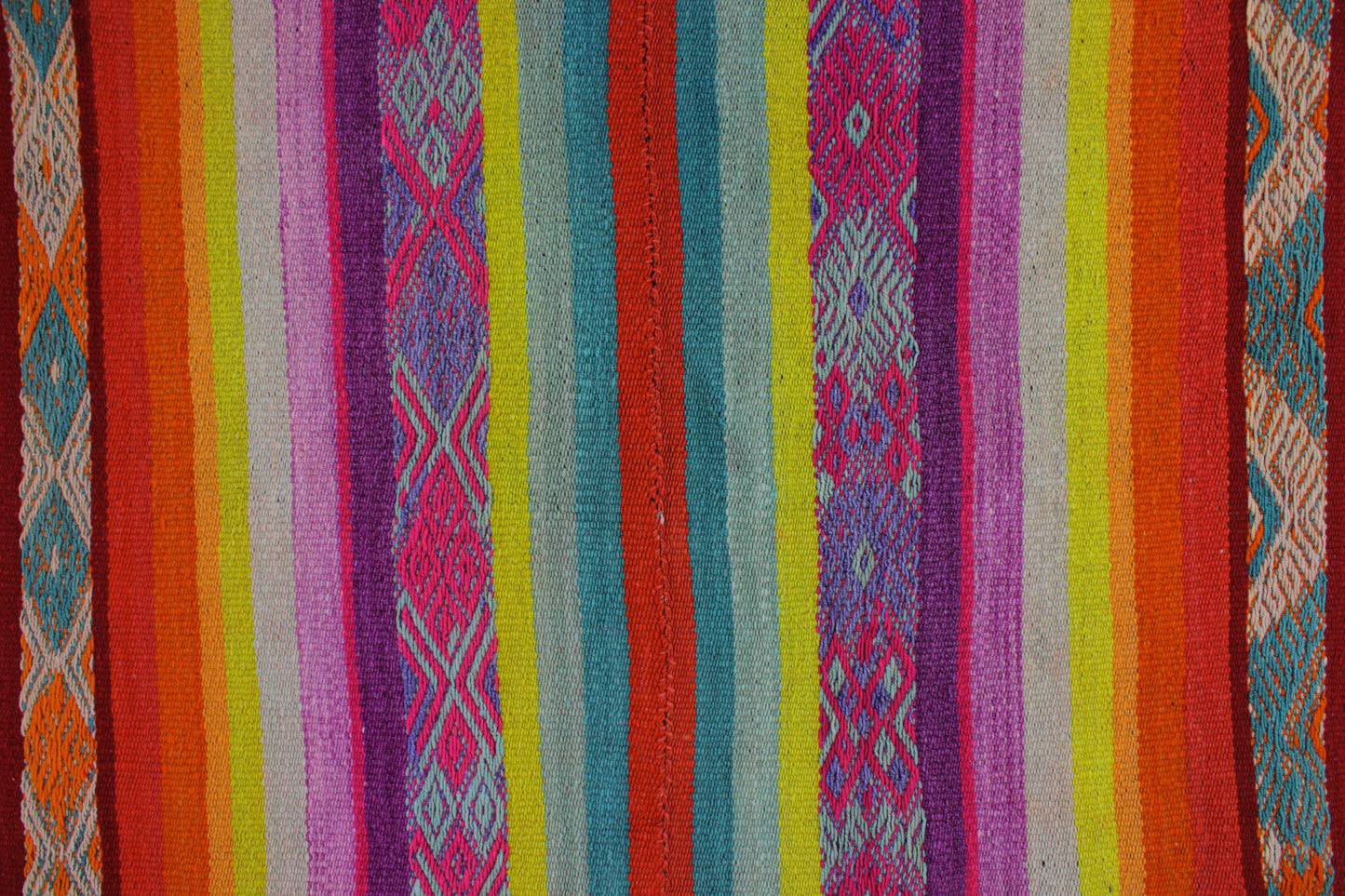 Handgefertigter Frazada-Teppich aus Peru – farbenfroh, traditionell und ideal für Balkon, Terrasse oder gemütliche Wohnräume. Dieser bunte Teppich bringt peruanisches Kunsthandwerk und Wärme in dein Zuhause und setzt lebendige Akzente im Boho- oder Ethno-Stil für drinnen und draußen.
