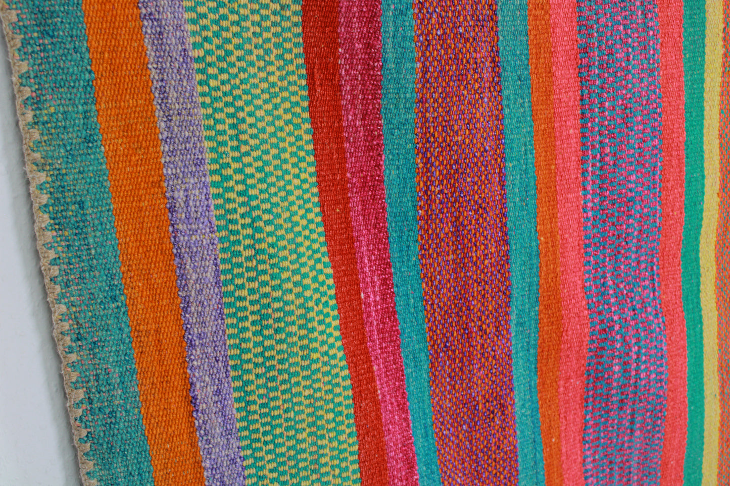 Handgefertigter Frazada-Teppich aus Peru – farbenfroh, traditionell und ideal für Balkon, Terrasse oder gemütliche Wohnräume. Dieser bunte Teppich bringt peruanisches Kunsthandwerk und Wärme in dein Zuhause und setzt lebendige Akzente im Boho- oder Ethno-Stil für drinnen und draußen.