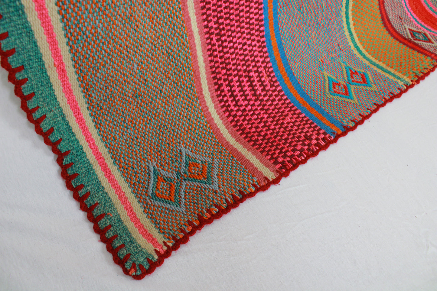 Handgefertigter Frazada-Teppich aus Peru – farbenfroh, traditionell und ideal für Balkon, Terrasse oder gemütliche Wohnräume. Dieser bunte Teppich bringt peruanisches Kunsthandwerk und Wärme in dein Zuhause und setzt lebendige Akzente im Boho- oder Ethno-Stil für drinnen und draußen.