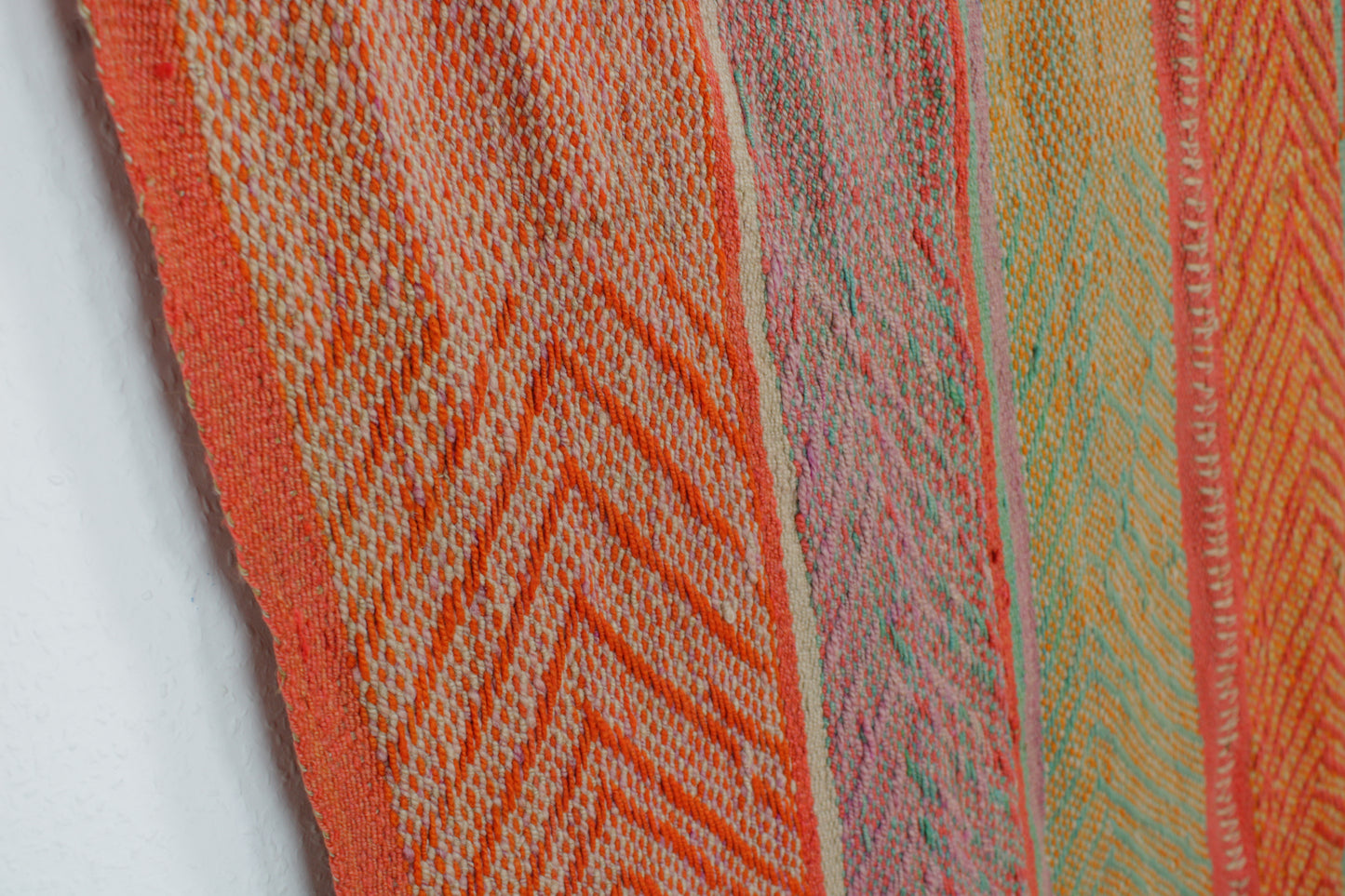 Handgefertigter Frazada-Teppich aus Peru – farbenfroh, traditionell und ideal für Balkon, Terrasse oder gemütliche Wohnräume. Dieser bunte Teppich bringt peruanisches Kunsthandwerk und Wärme in dein Zuhause und setzt lebendige Akzente im Boho- oder Ethno-Stil für drinnen und draußen.