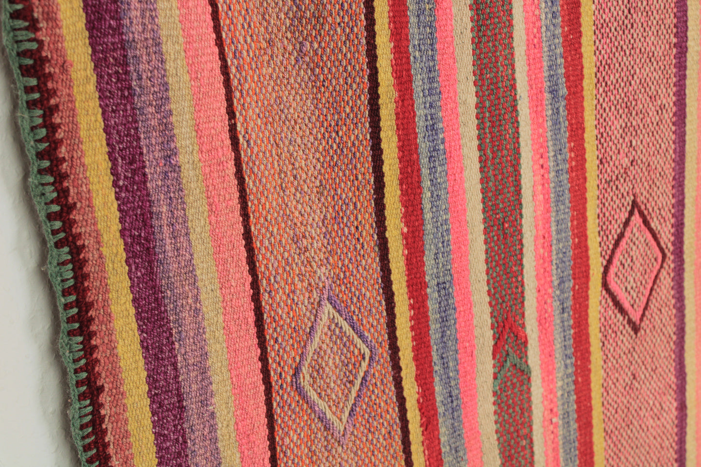Handgefertigter Frazada-Teppich aus Peru – farbenfroh, traditionell und ideal für Balkon, Terrasse oder gemütliche Wohnräume. Dieser bunte Teppich bringt peruanisches Kunsthandwerk und Wärme in dein Zuhause und setzt lebendige Akzente im Boho- oder Ethno-Stil für drinnen und draußen.