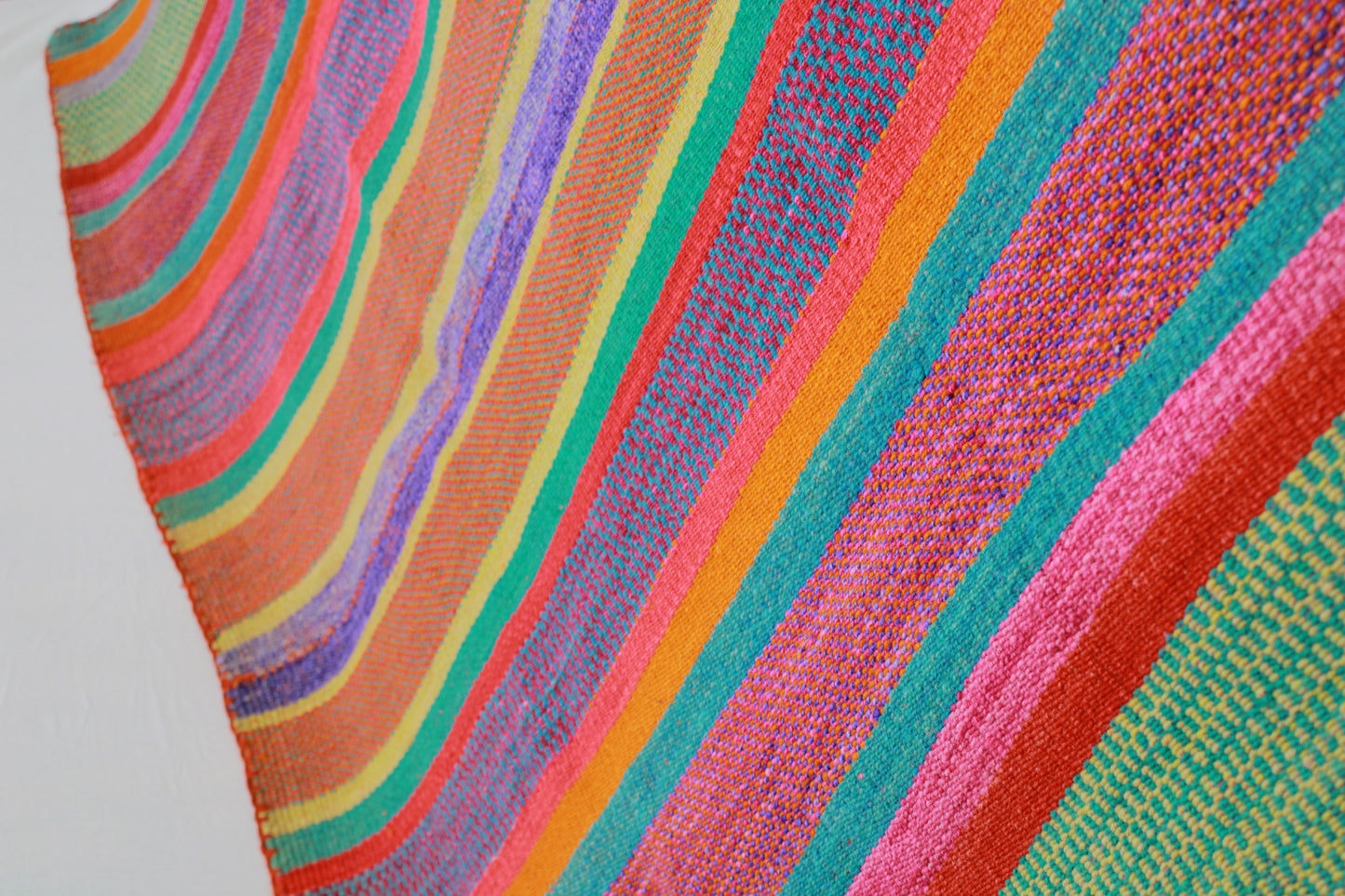 Handgefertigter Frazada-Teppich aus Peru – farbenfroh, traditionell und ideal für Balkon, Terrasse oder gemütliche Wohnräume. Dieser bunte Teppich bringt peruanisches Kunsthandwerk und Wärme in dein Zuhause und setzt lebendige Akzente im Boho- oder Ethno-Stil für drinnen und draußen.