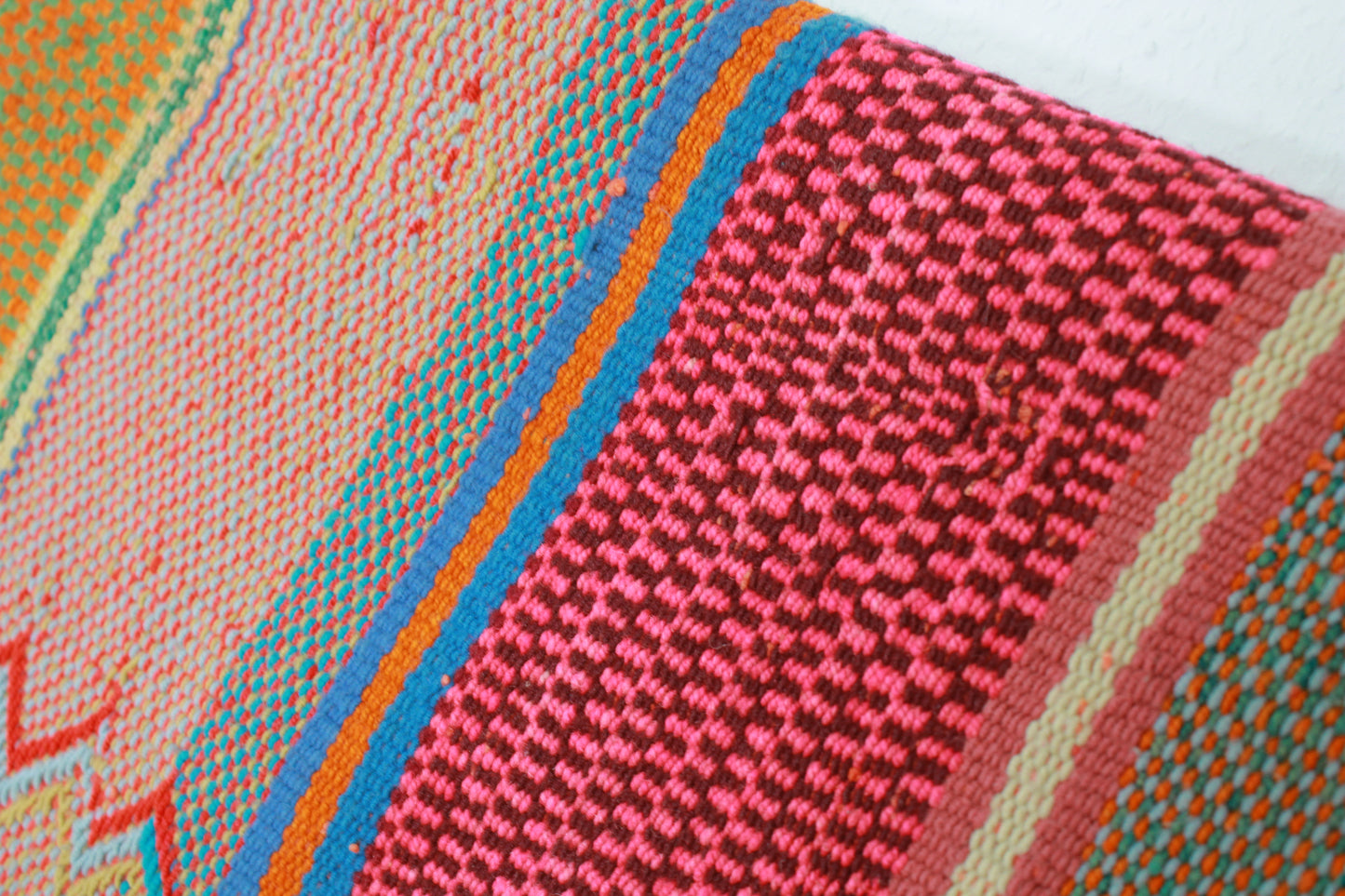 Handgefertigter Frazada-Teppich aus Peru – farbenfroh, traditionell und ideal für Balkon, Terrasse oder gemütliche Wohnräume. Dieser bunte Teppich bringt peruanisches Kunsthandwerk und Wärme in dein Zuhause und setzt lebendige Akzente im Boho- oder Ethno-Stil für drinnen und draußen.
