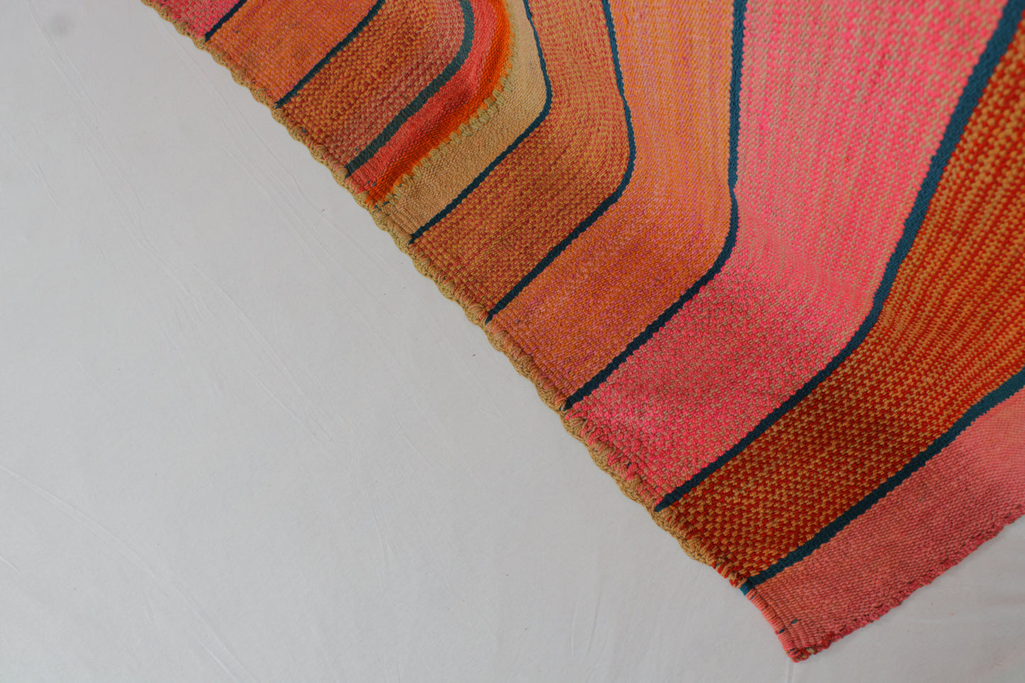 Handgefertigter Frazada-Teppich aus Peru – farbenfroh, traditionell und ideal für Balkon, Terrasse oder gemütliche Wohnräume. Dieser bunte Teppich bringt peruanisches Kunsthandwerk und Wärme in dein Zuhause und setzt lebendige Akzente im Boho- oder Ethno-Stil für drinnen und draußen.