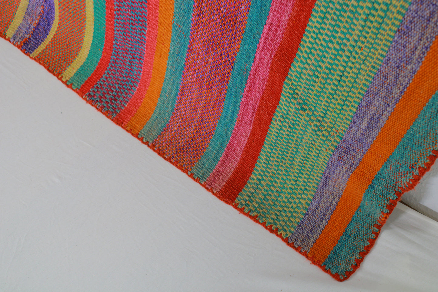 Handgefertigter Frazada-Teppich aus Peru – farbenfroh, traditionell und ideal für Balkon, Terrasse oder gemütliche Wohnräume. Dieser bunte Teppich bringt peruanisches Kunsthandwerk und Wärme in dein Zuhause und setzt lebendige Akzente im Boho- oder Ethno-Stil für drinnen und draußen.