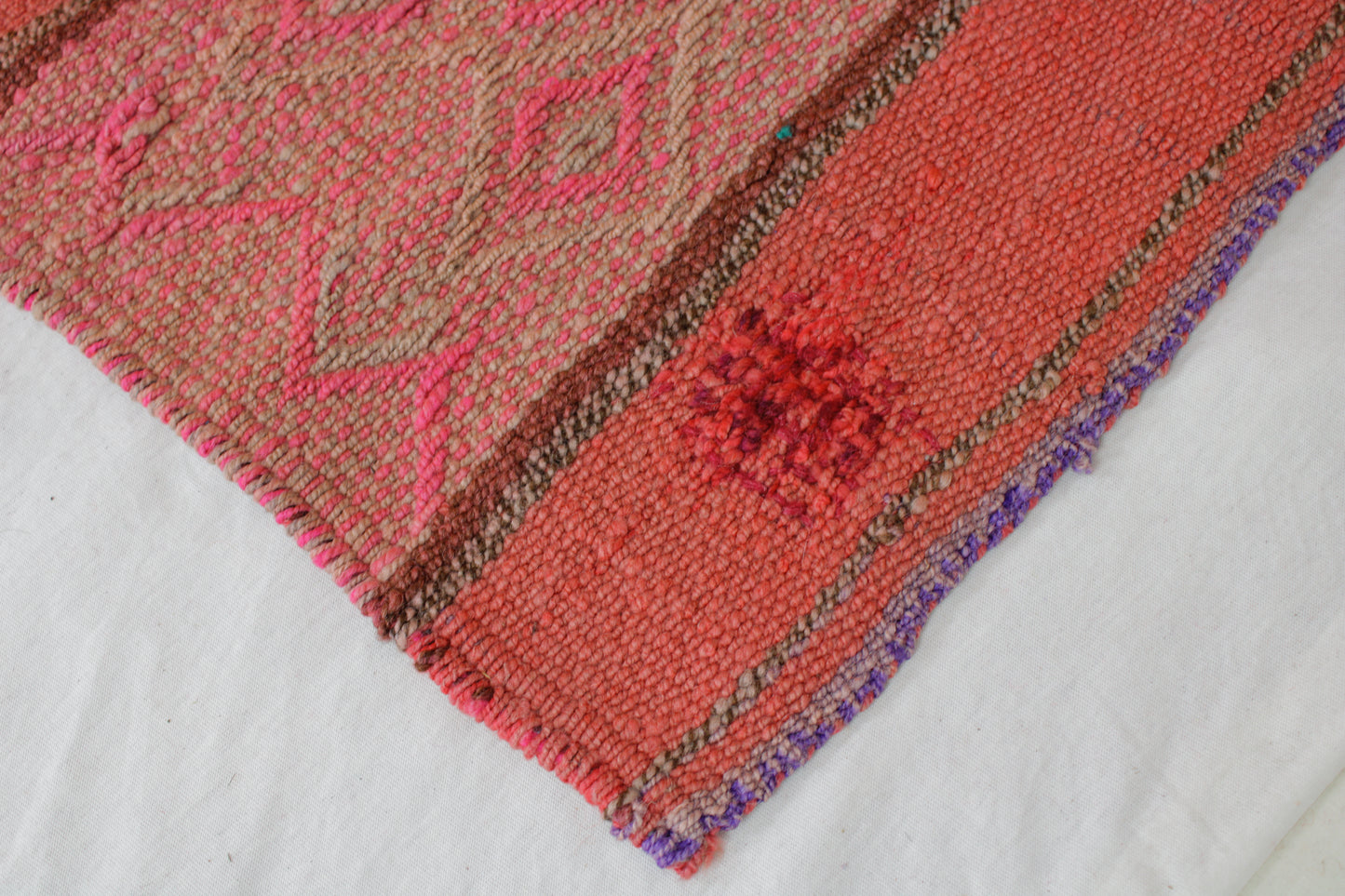Handgefertigter Frazada-Teppich aus Peru – farbenfroh, traditionell und ideal für Balkon, Terrasse oder gemütliche Wohnräume. Dieser bunte Teppich bringt peruanisches Kunsthandwerk und Wärme in dein Zuhause und setzt lebendige Akzente im Boho- oder Ethno-Stil für drinnen und draußen.