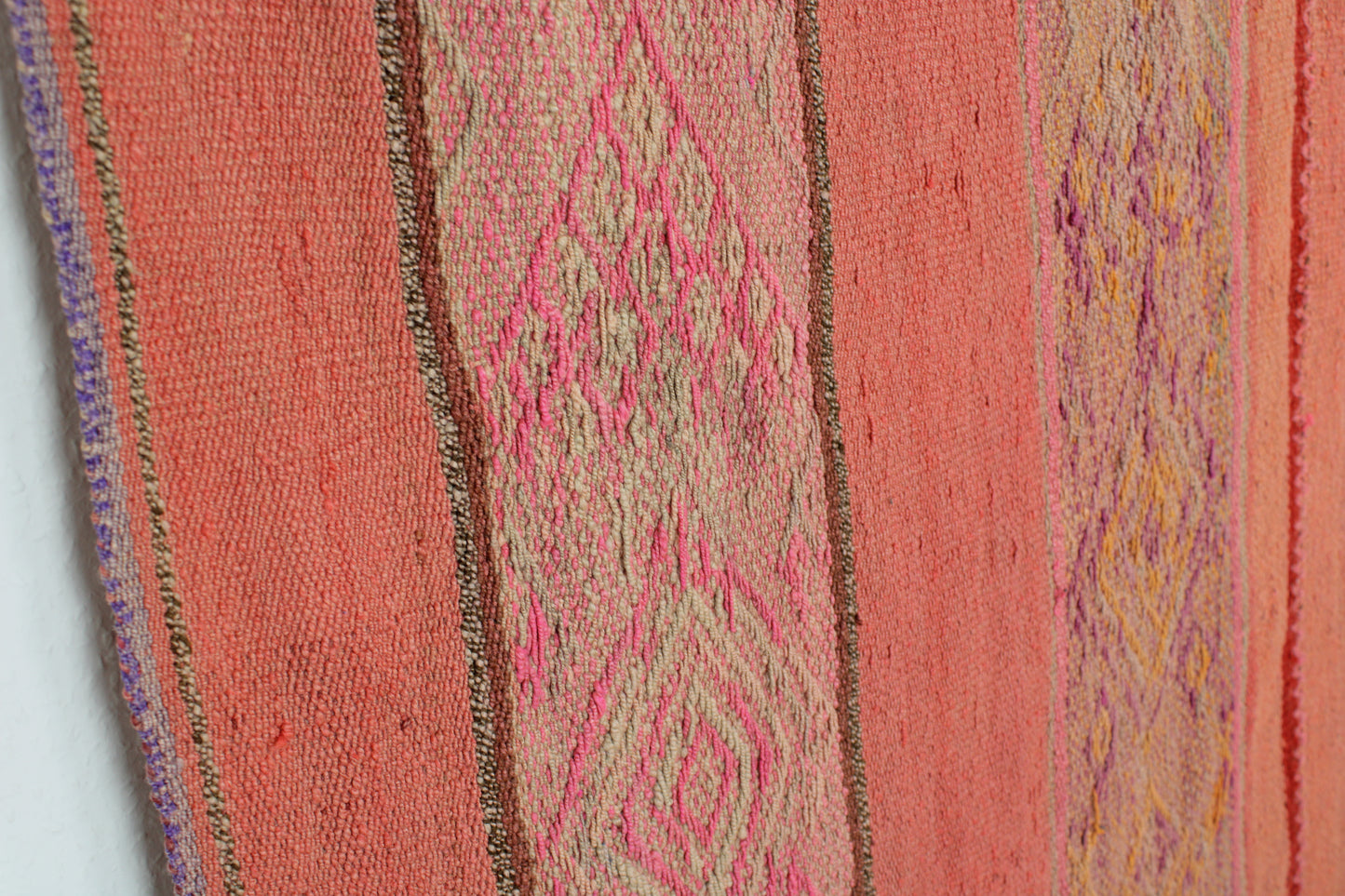 Handgefertigter Frazada-Teppich aus Peru – farbenfroh, traditionell und ideal für Balkon, Terrasse oder gemütliche Wohnräume. Dieser bunte Teppich bringt peruanisches Kunsthandwerk und Wärme in dein Zuhause und setzt lebendige Akzente im Boho- oder Ethno-Stil für drinnen und draußen.