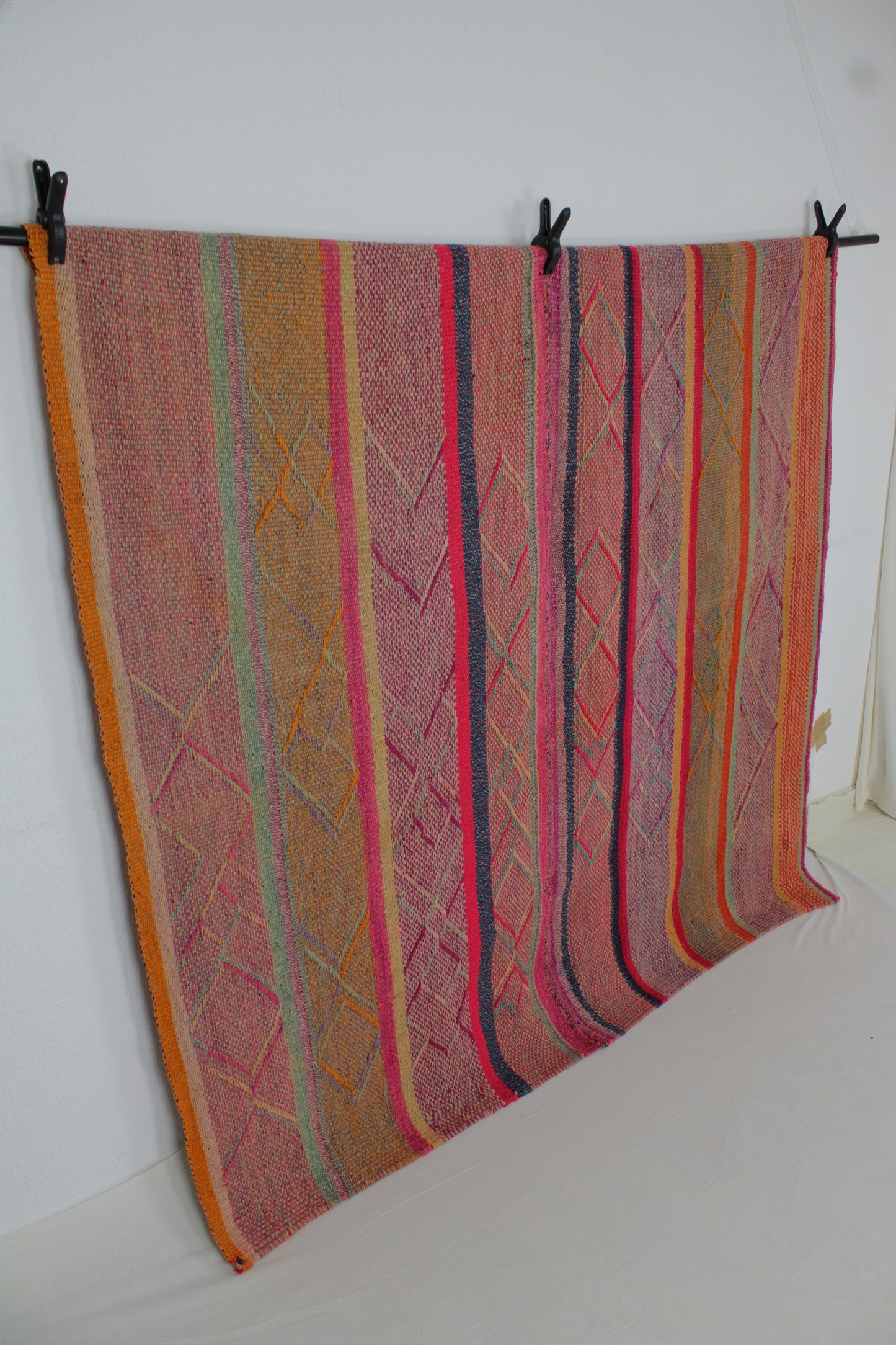 Handgefertigter Frazada-Teppich aus Peru – farbenfroh, traditionell und ideal für Balkon, Terrasse oder gemütliche Wohnräume. Dieser bunte Teppich bringt peruanisches Kunsthandwerk und Wärme in dein Zuhause und setzt lebendige Akzente im Boho- oder Ethno-Stil für drinnen und draußen.