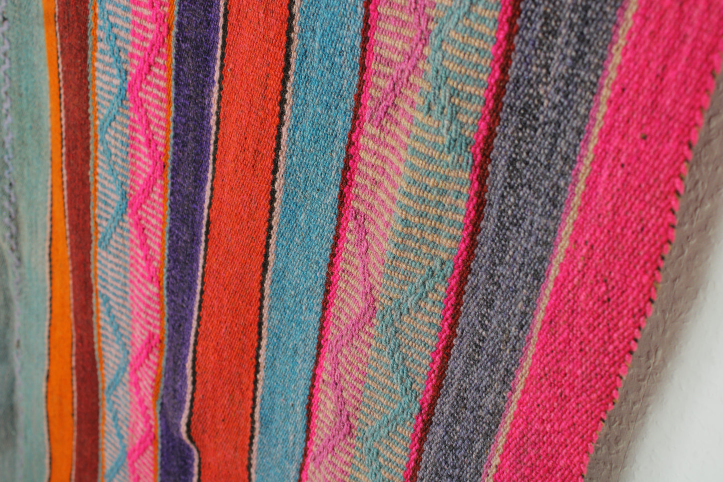 Handgefertigter Frazada-Teppich aus Peru – farbenfroh, traditionell und ideal für Balkon, Terrasse oder gemütliche Wohnräume. Dieser bunte Teppich bringt peruanisches Kunsthandwerk und Wärme in dein Zuhause und setzt lebendige Akzente im Boho- oder Ethno-Stil für drinnen und draußen.