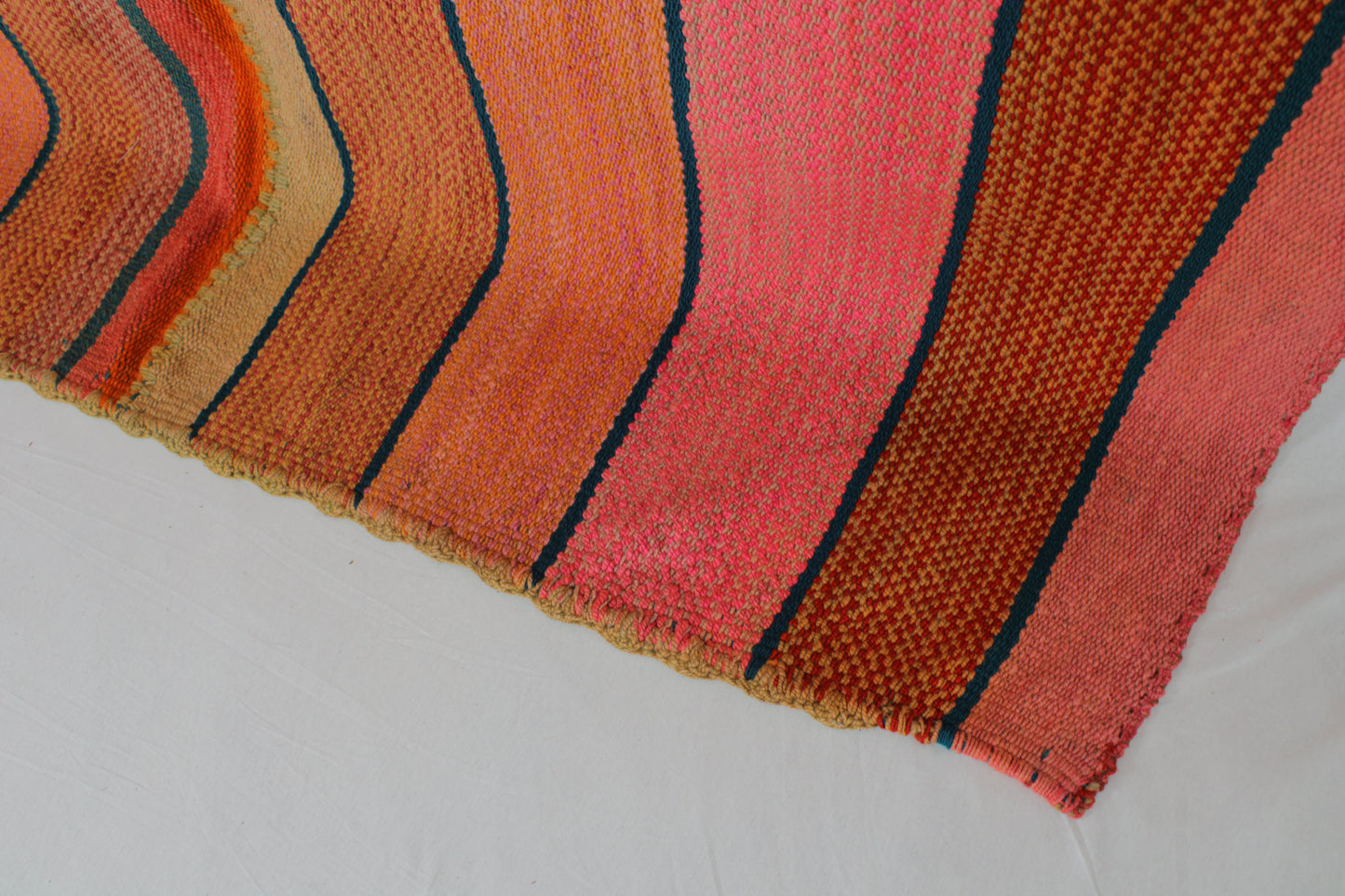 Handgefertigter Frazada-Teppich aus Peru – farbenfroh, traditionell und ideal für Balkon, Terrasse oder gemütliche Wohnräume. Dieser bunte Teppich bringt peruanisches Kunsthandwerk und Wärme in dein Zuhause und setzt lebendige Akzente im Boho- oder Ethno-Stil für drinnen und draußen.