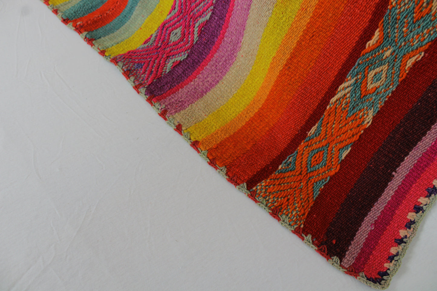 Handgefertigter Frazada-Teppich aus Peru – farbenfroh, traditionell und ideal für Balkon, Terrasse oder gemütliche Wohnräume. Dieser bunte Teppich bringt peruanisches Kunsthandwerk und Wärme in dein Zuhause und setzt lebendige Akzente im Boho- oder Ethno-Stil für drinnen und draußen.