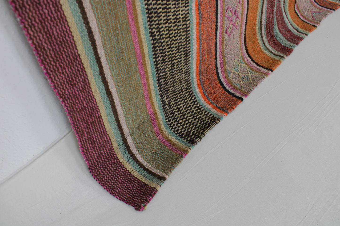 Handgefertigter Frazada-Teppich aus Peru – farbenfroh, traditionell und ideal für Balkon, Terrasse oder gemütliche Wohnräume. Dieser bunte Teppich bringt peruanisches Kunsthandwerk und Wärme in dein Zuhause und setzt lebendige Akzente im Boho- oder Ethno-Stil für drinnen und draußen.