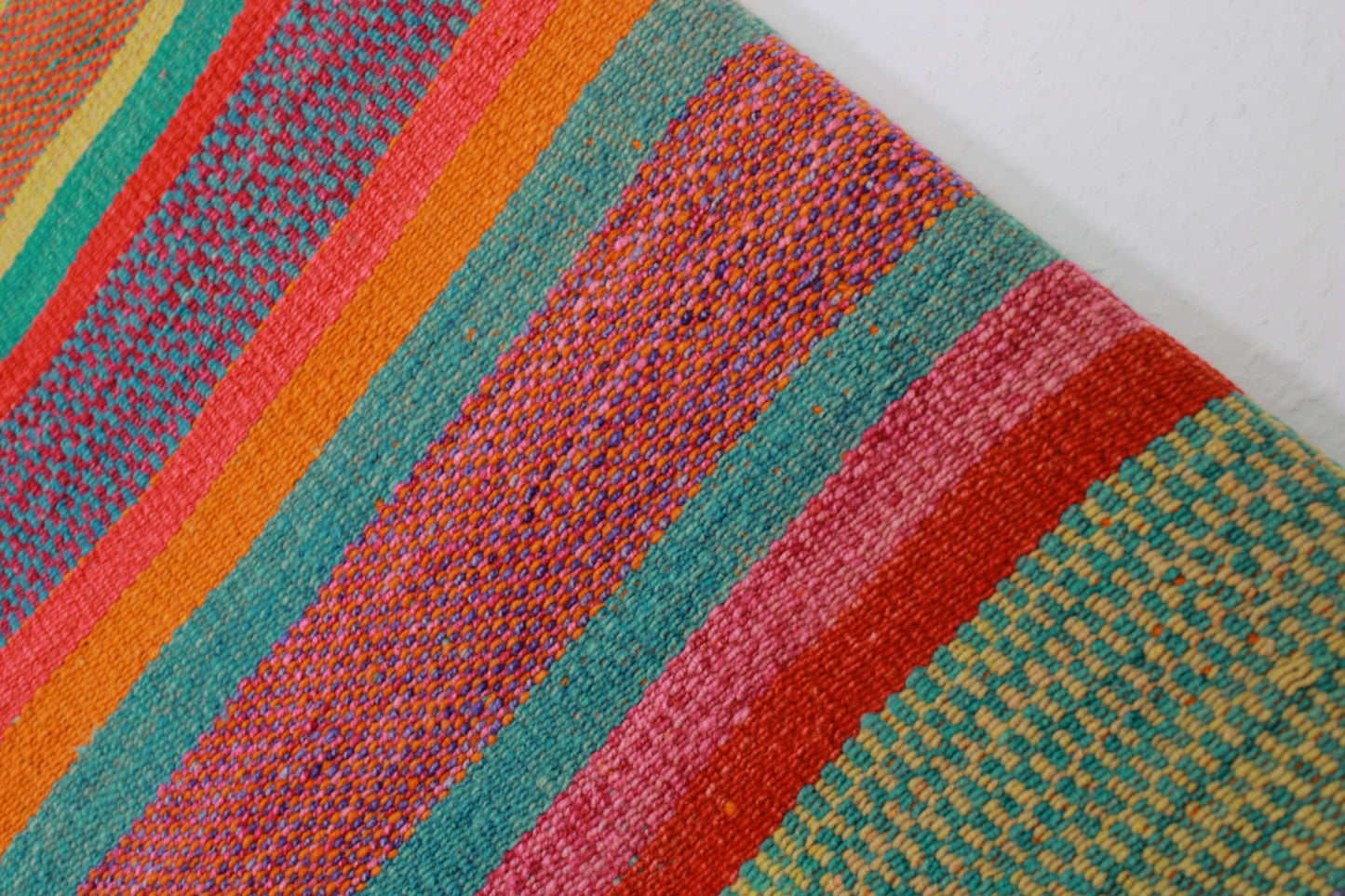 Handgefertigter Frazada-Teppich aus Peru – farbenfroh, traditionell und ideal für Balkon, Terrasse oder gemütliche Wohnräume. Dieser bunte Teppich bringt peruanisches Kunsthandwerk und Wärme in dein Zuhause und setzt lebendige Akzente im Boho- oder Ethno-Stil für drinnen und draußen.