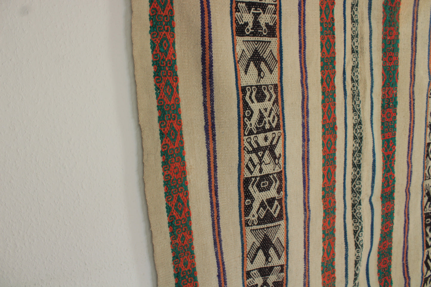 Handgefertigter Frazada-Teppich aus Peru – farbenfroh, traditionell und ideal für Balkon, Terrasse oder gemütliche Wohnräume. Dieser bunte Teppich bringt peruanisches Kunsthandwerk und Wärme in dein Zuhause und setzt lebendige Akzente im Boho- oder Ethno-Stil für drinnen und draußen.
