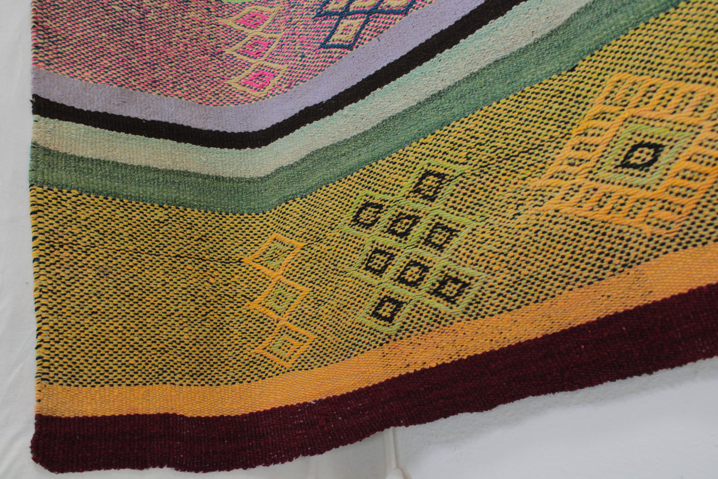 Handgefertigter Frazada-Teppich aus Peru – farbenfroh, traditionell und ideal für Balkon, Terrasse oder gemütliche Wohnräume. Dieser bunte Teppich bringt peruanisches Kunsthandwerk und Wärme in dein Zuhause und setzt lebendige Akzente im Boho- oder Ethno-Stil für drinnen und draußen.