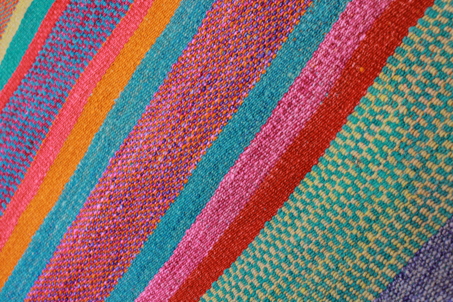 Handgefertigter Frazada-Teppich aus Peru – farbenfroh, traditionell und ideal für Balkon, Terrasse oder gemütliche Wohnräume. Dieser bunte Teppich bringt peruanisches Kunsthandwerk und Wärme in dein Zuhause und setzt lebendige Akzente im Boho- oder Ethno-Stil für drinnen und draußen.