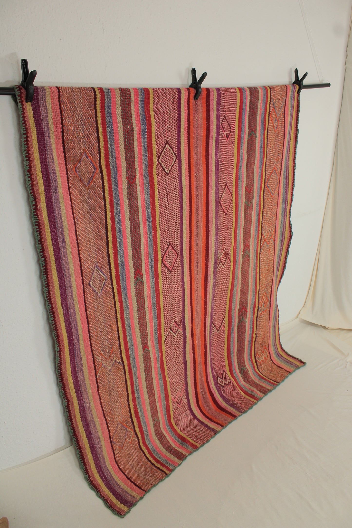 Handgefertigter Frazada-Teppich aus Peru – farbenfroh, traditionell und ideal für Balkon, Terrasse oder gemütliche Wohnräume. Dieser bunte Teppich bringt peruanisches Kunsthandwerk und Wärme in dein Zuhause und setzt lebendige Akzente im Boho- oder Ethno-Stil für drinnen und draußen.