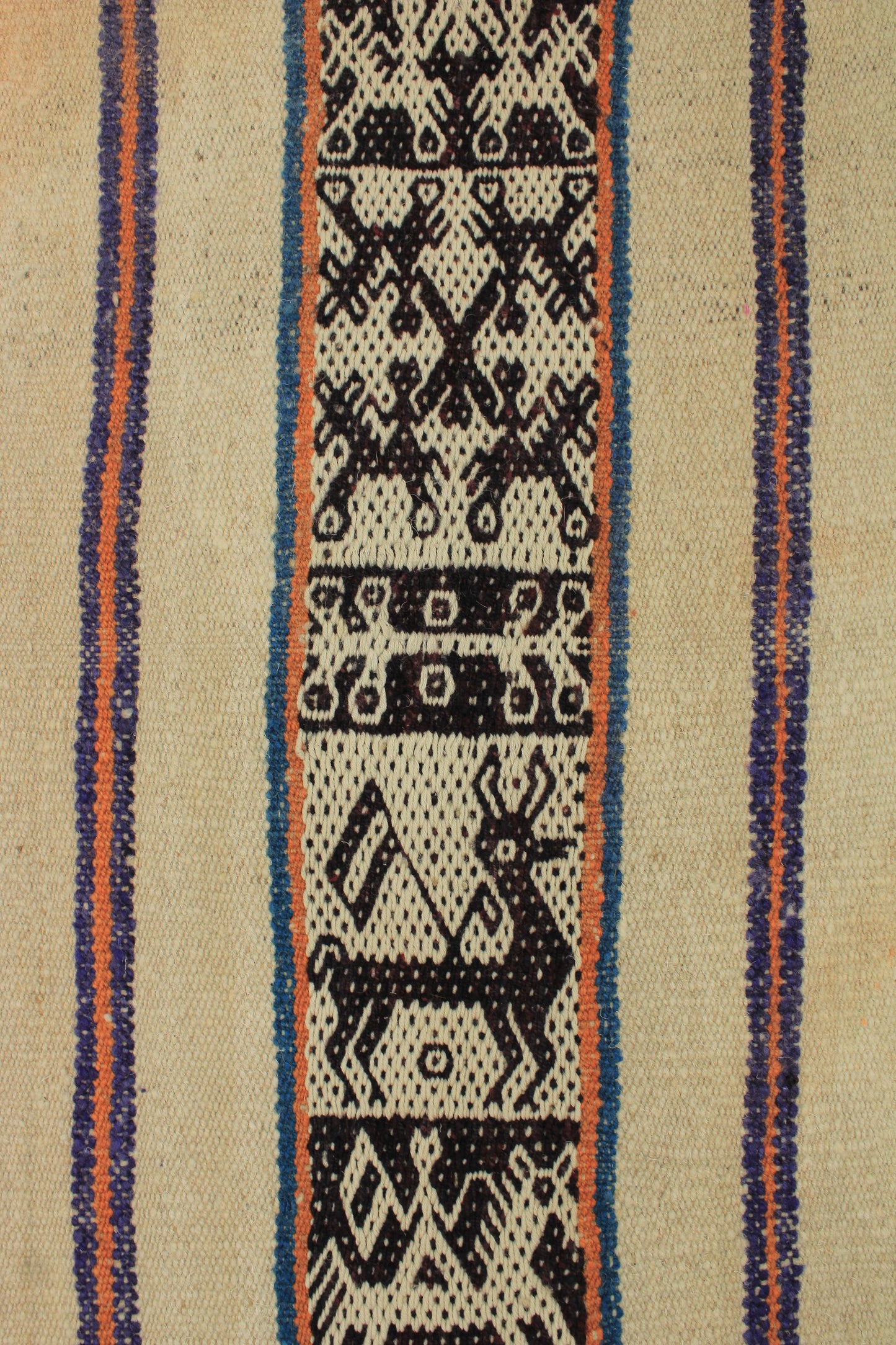 Handgefertigter Frazada-Teppich aus Peru – farbenfroh, traditionell und ideal für Balkon, Terrasse oder gemütliche Wohnräume. Dieser bunte Teppich bringt peruanisches Kunsthandwerk und Wärme in dein Zuhause und setzt lebendige Akzente im Boho- oder Ethno-Stil für drinnen und draußen.
