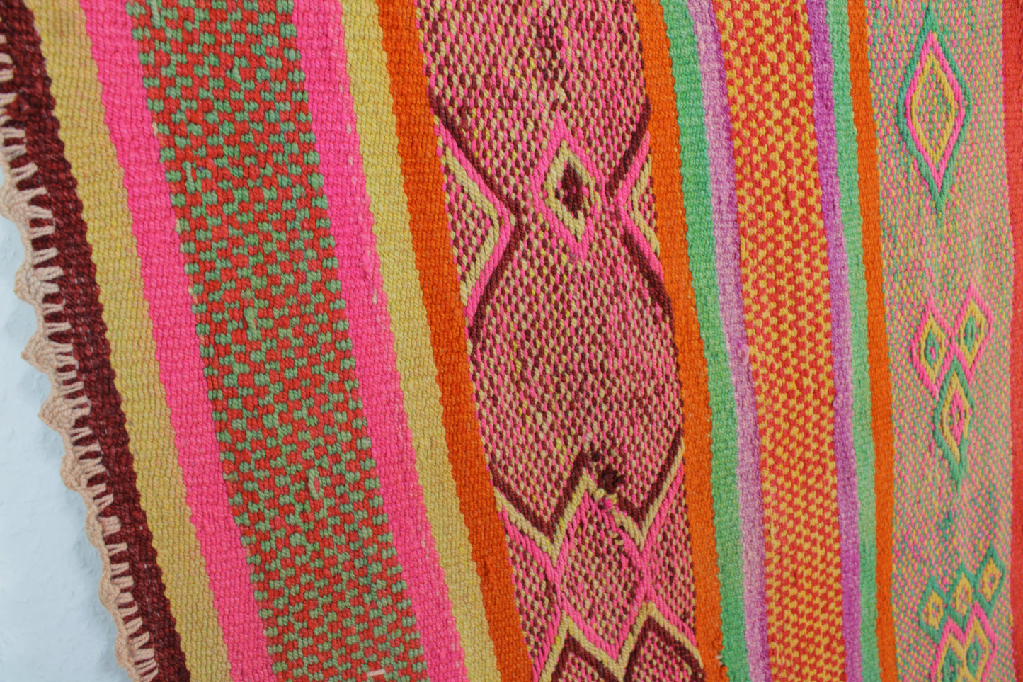 Handgefertigter Frazada-Teppich aus Peru – farbenfroh, traditionell und ideal für Balkon, Terrasse oder gemütliche Wohnräume. Dieser bunte Teppich bringt peruanisches Kunsthandwerk und Wärme in dein Zuhause und setzt lebendige Akzente im Boho- oder Ethno-Stil für drinnen und draußen.