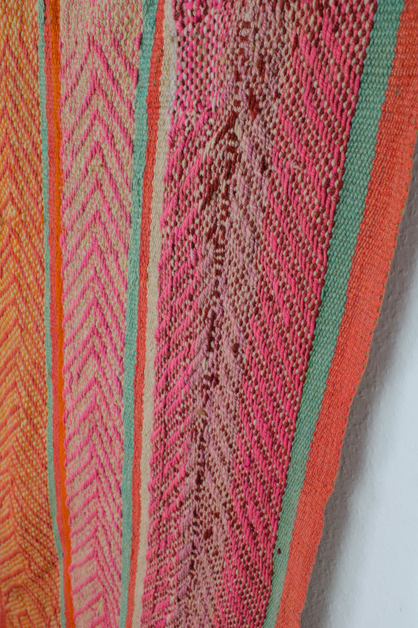 Handgefertigter Frazada-Teppich aus Peru – farbenfroh, traditionell und ideal für Balkon, Terrasse oder gemütliche Wohnräume. Dieser bunte Teppich bringt peruanisches Kunsthandwerk und Wärme in dein Zuhause und setzt lebendige Akzente im Boho- oder Ethno-Stil für drinnen und draußen.