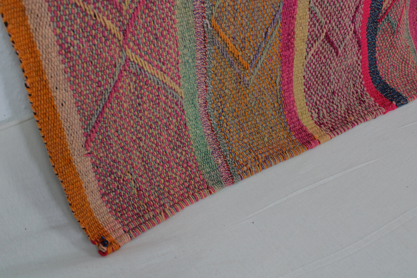 Handgefertigter Frazada-Teppich aus Peru – farbenfroh, traditionell und ideal für Balkon, Terrasse oder gemütliche Wohnräume. Dieser bunte Teppich bringt peruanisches Kunsthandwerk und Wärme in dein Zuhause und setzt lebendige Akzente im Boho- oder Ethno-Stil für drinnen und draußen.